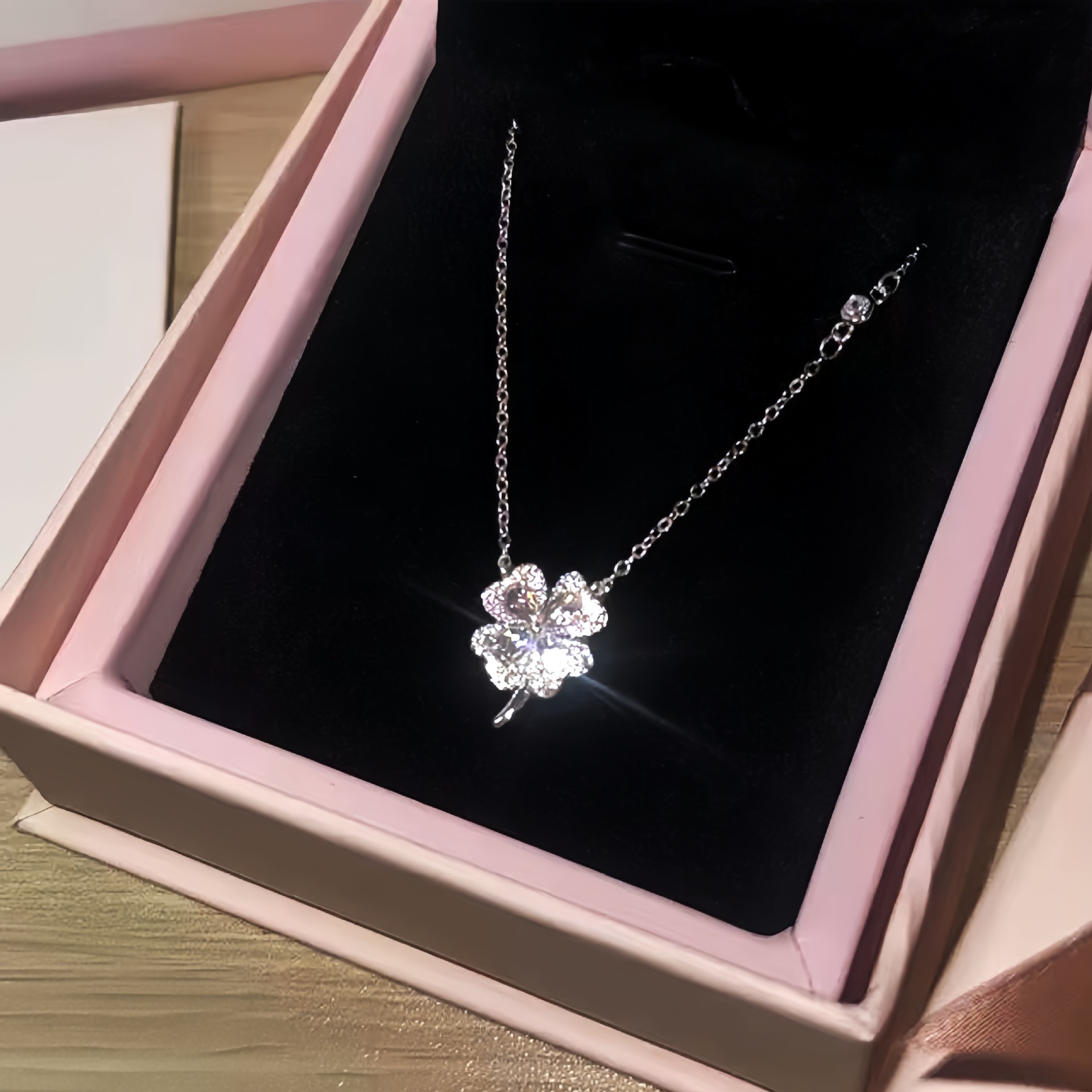 The Silver Shell S925 pure silver four-leaf flower pendant necklace exudes a dazzling sense of high-end sophistication and is a niche, light luxury fashion for ladies