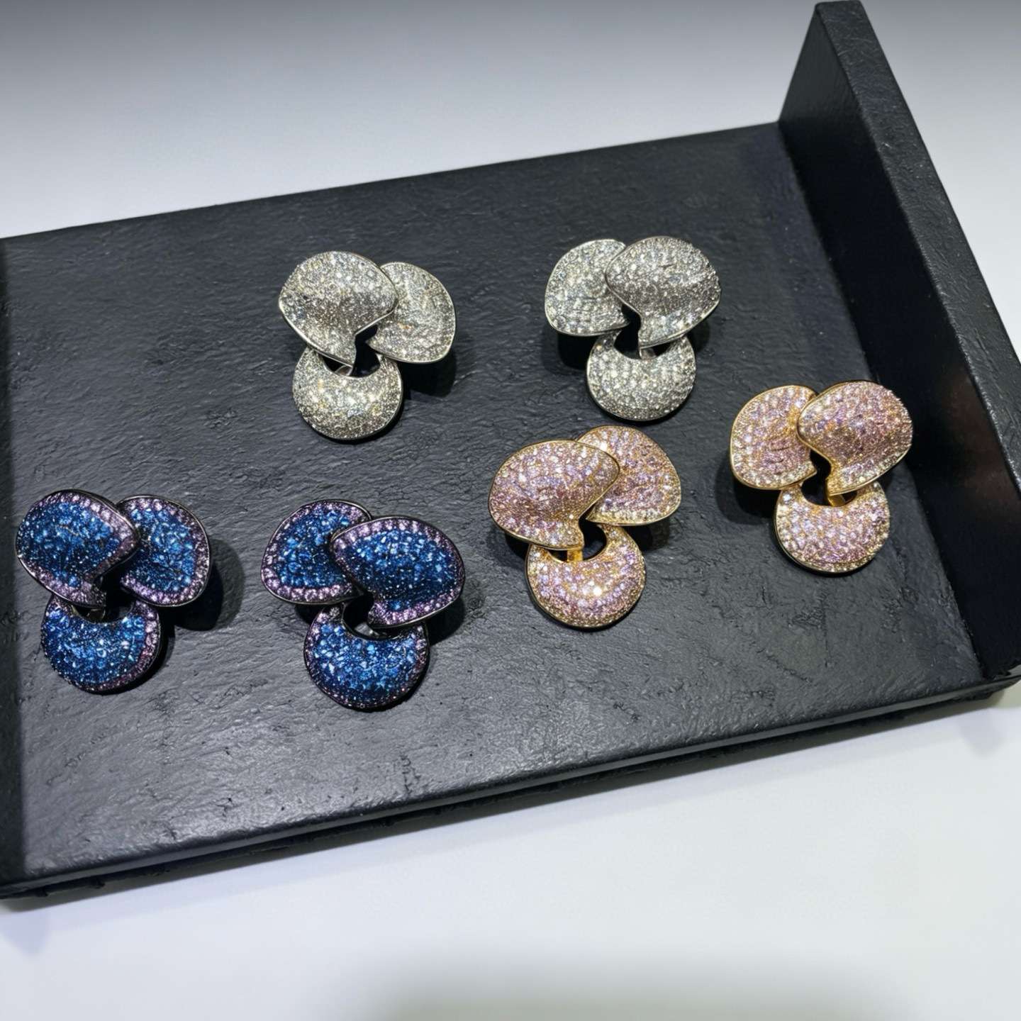 Fashionable and fresh micro-inlaid zirconium three-dimensional flower stud earrings, with a light luxury and high-end feel, are exquisite and versatile for commuting