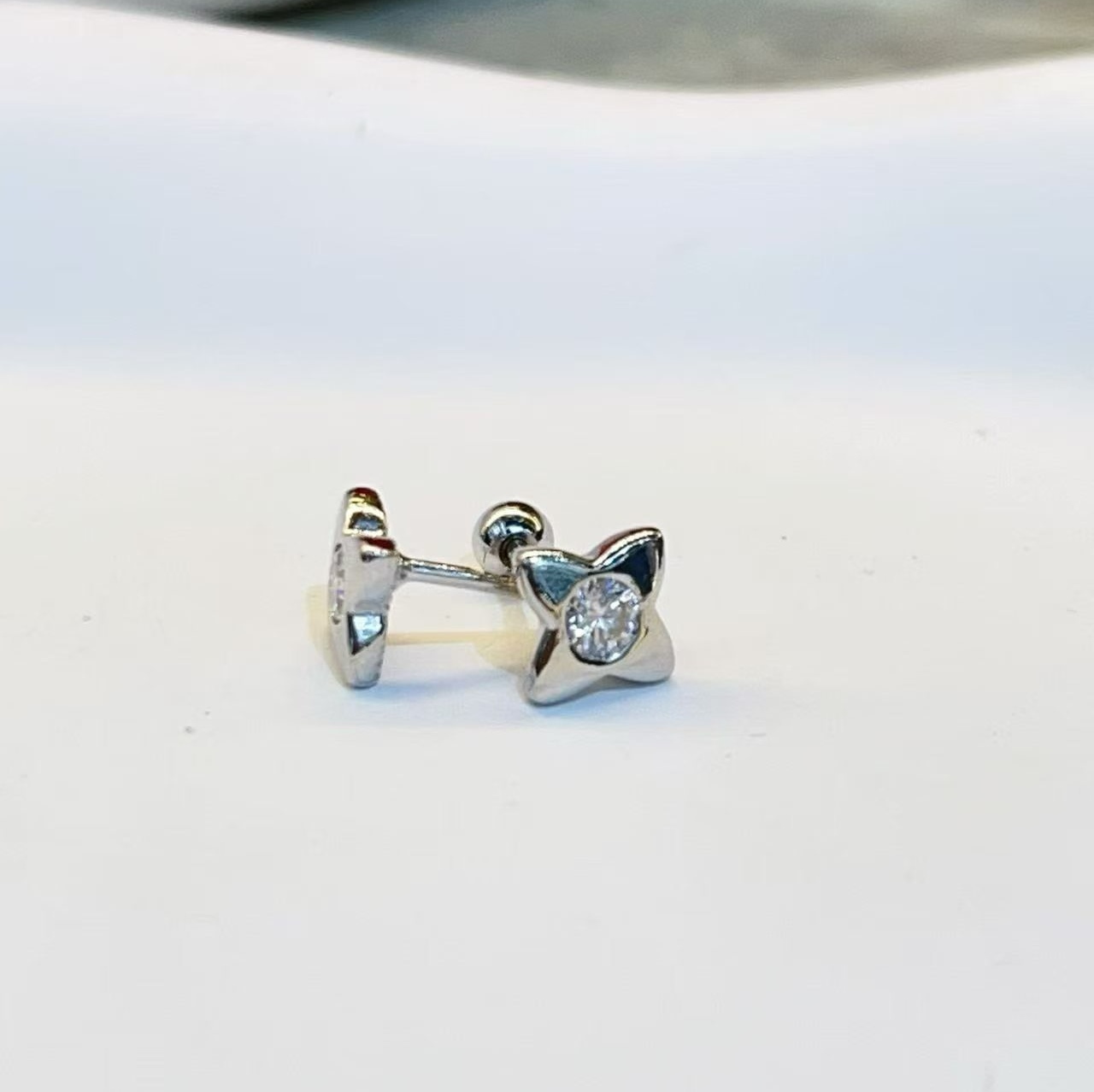 Pure silver stud earrings, silver diamond-encrusted four-leaf clover stud earrings