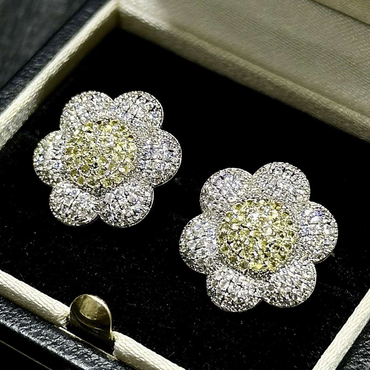 Fashionable and exquisite zircon three-dimensional flower stud earrings with a national trend style, light luxury and high-end feel, versatile earrings