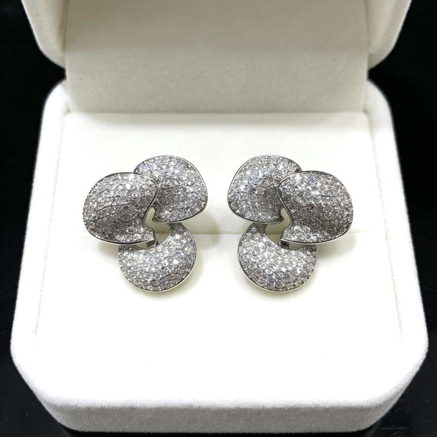 Fashionable and fresh micro-inlaid zirconium three-dimensional flower stud earrings, with a light luxury and high-end feel, are exquisite and versatile for commuting detail image 3