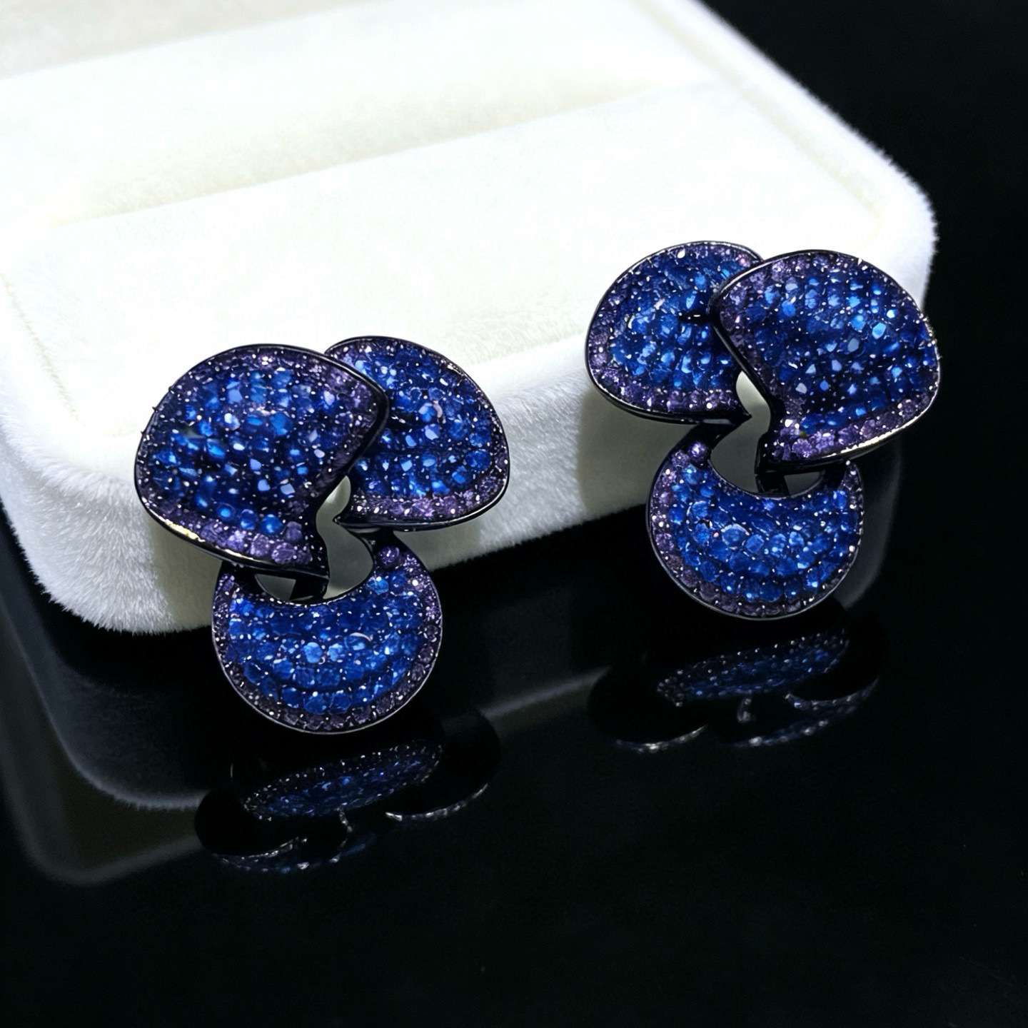 Fashionable and fresh micro-inlaid zirconium three-dimensional flower stud earrings, with a light luxury and high-end feel, are exquisite and versatile for commuting Specification image