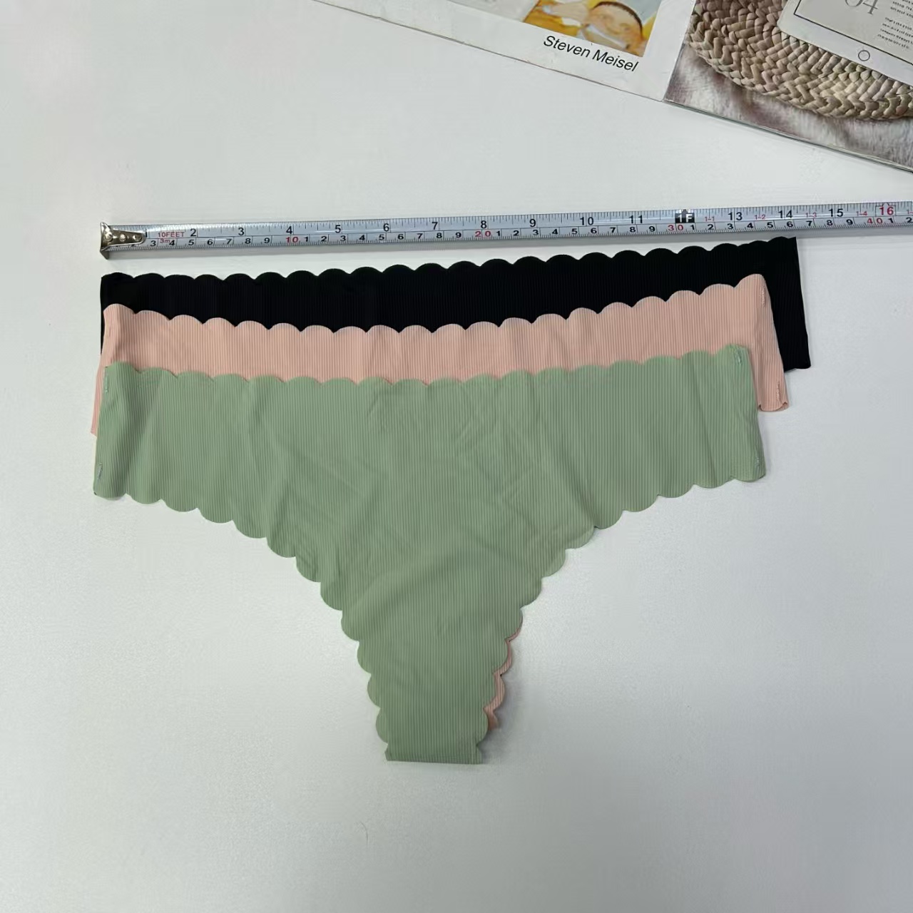 1097# European and American export European size because of the ribbed ice silk seamless wavy edge thong women's large size low-waist underwear QNI Specification drawing