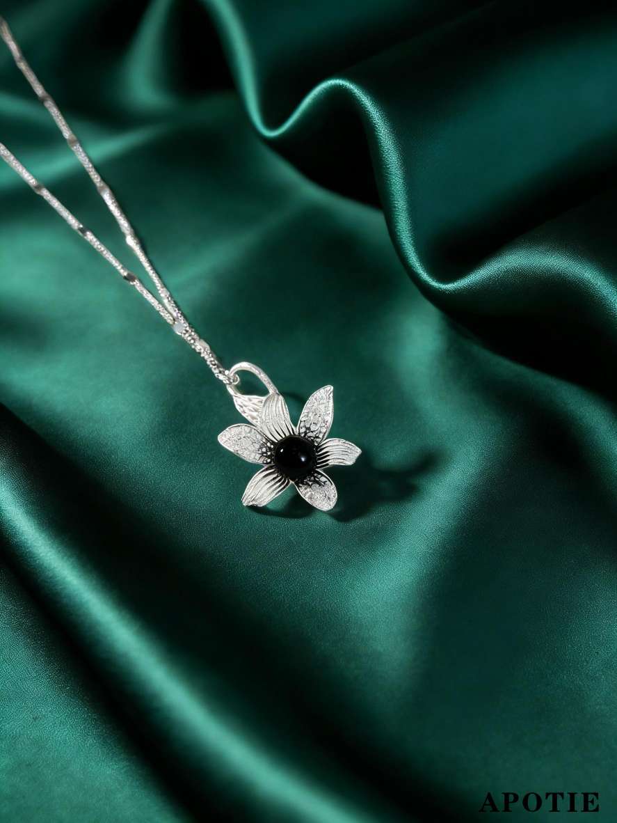 APOTIE's three-dimensional hollowed-out black agate Lily S925 silver jewelry necklace is sold directly by the manufacturer and available for wholesale Application Scenario