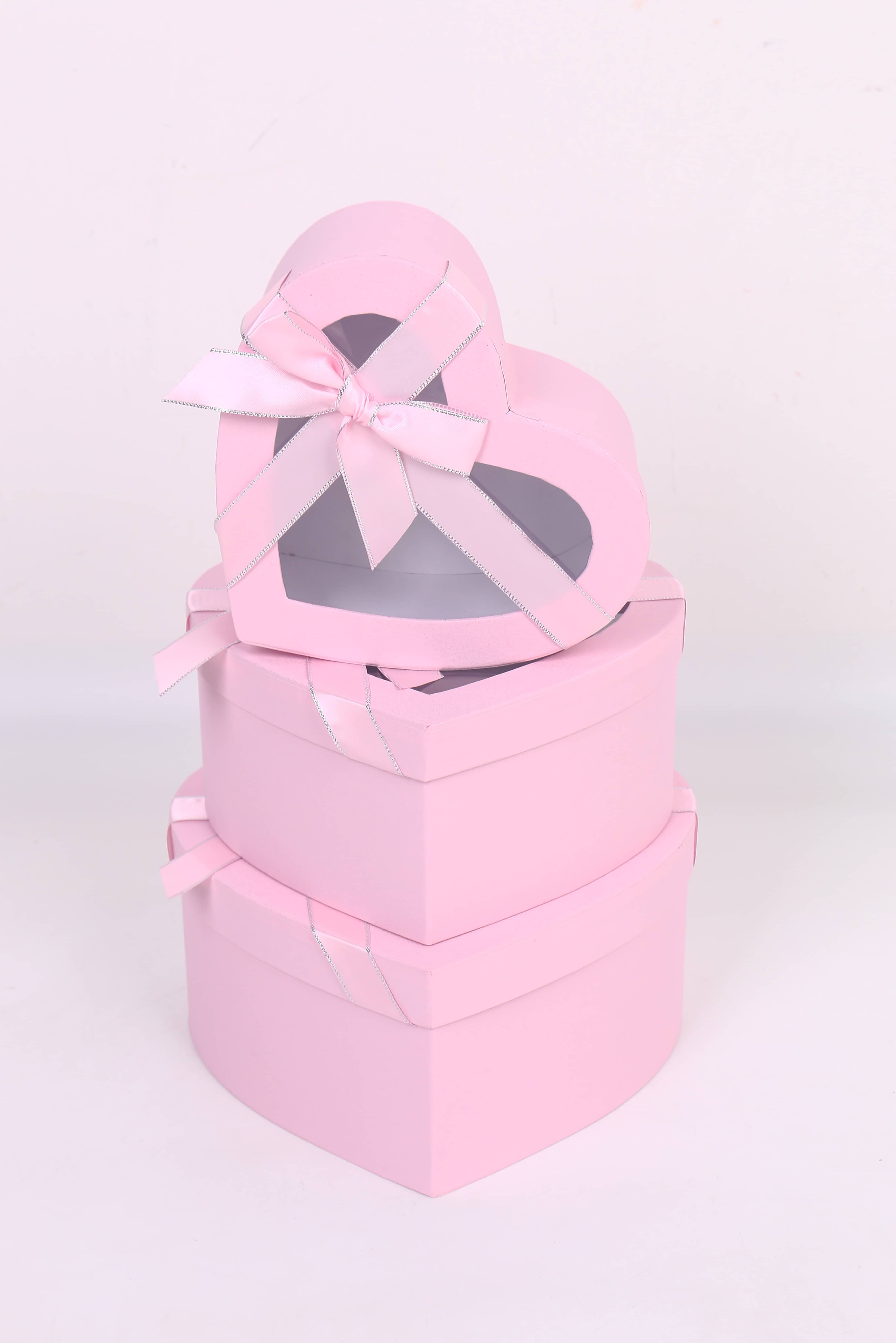 3407# Heart-shaped Window Gift Box, Bow Ribbon Souvenir Box, Holiday Gift Box Application Scenario