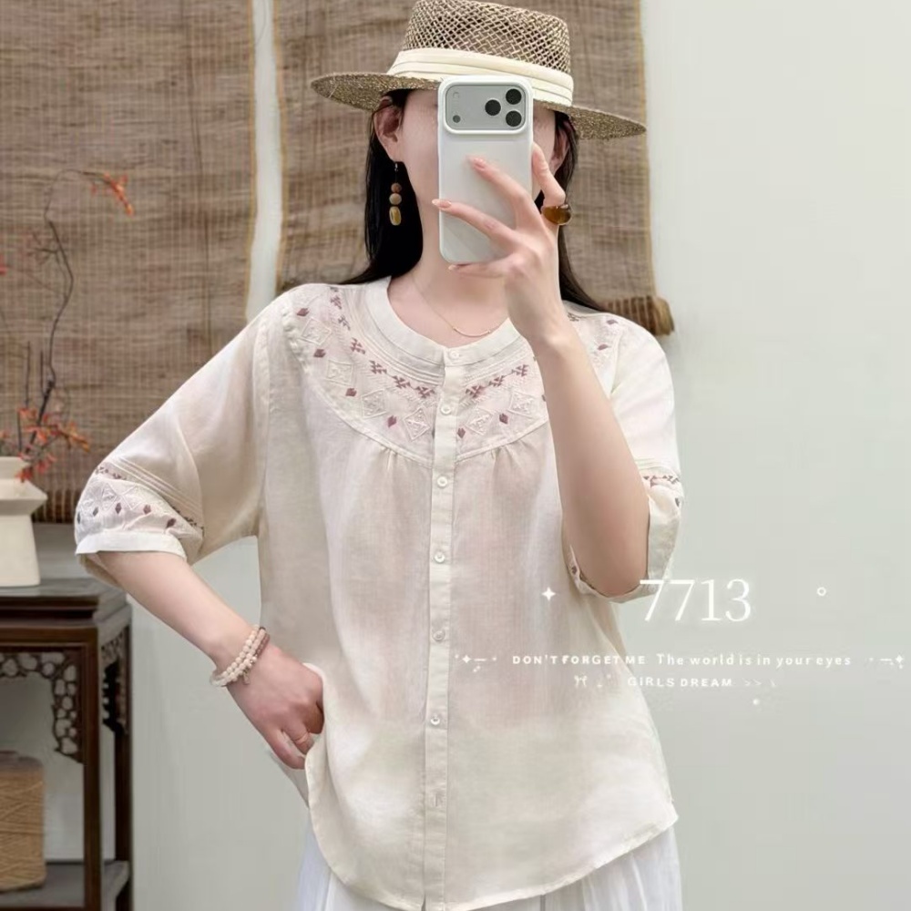 Pink embroidered short-sleeved shirt for women, loose, fashionable and casual women's top Application Scenario