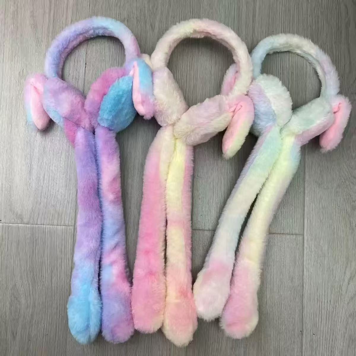 The plush ear cups with moving rabbit ears are cute, warm and ear-protecting autumn and winter styles. They are warm and have moving hair clips details Picture