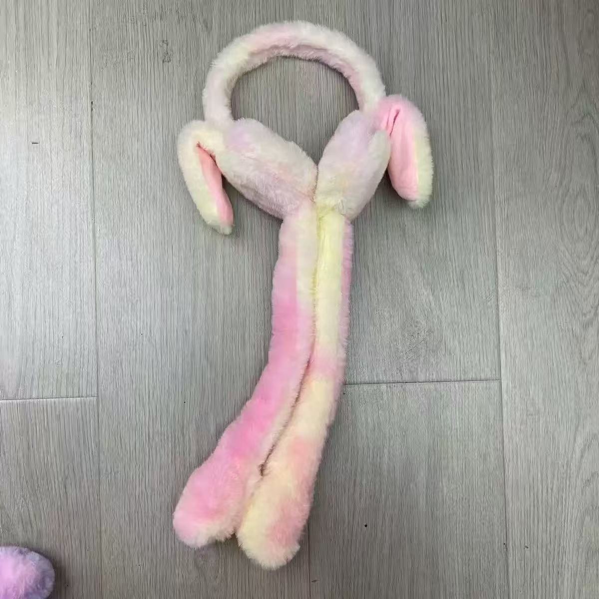 The plush ear cups with moving rabbit ears are cute, warm and ear-protecting autumn and winter styles. They are warm and have moving hair clips Specification image
