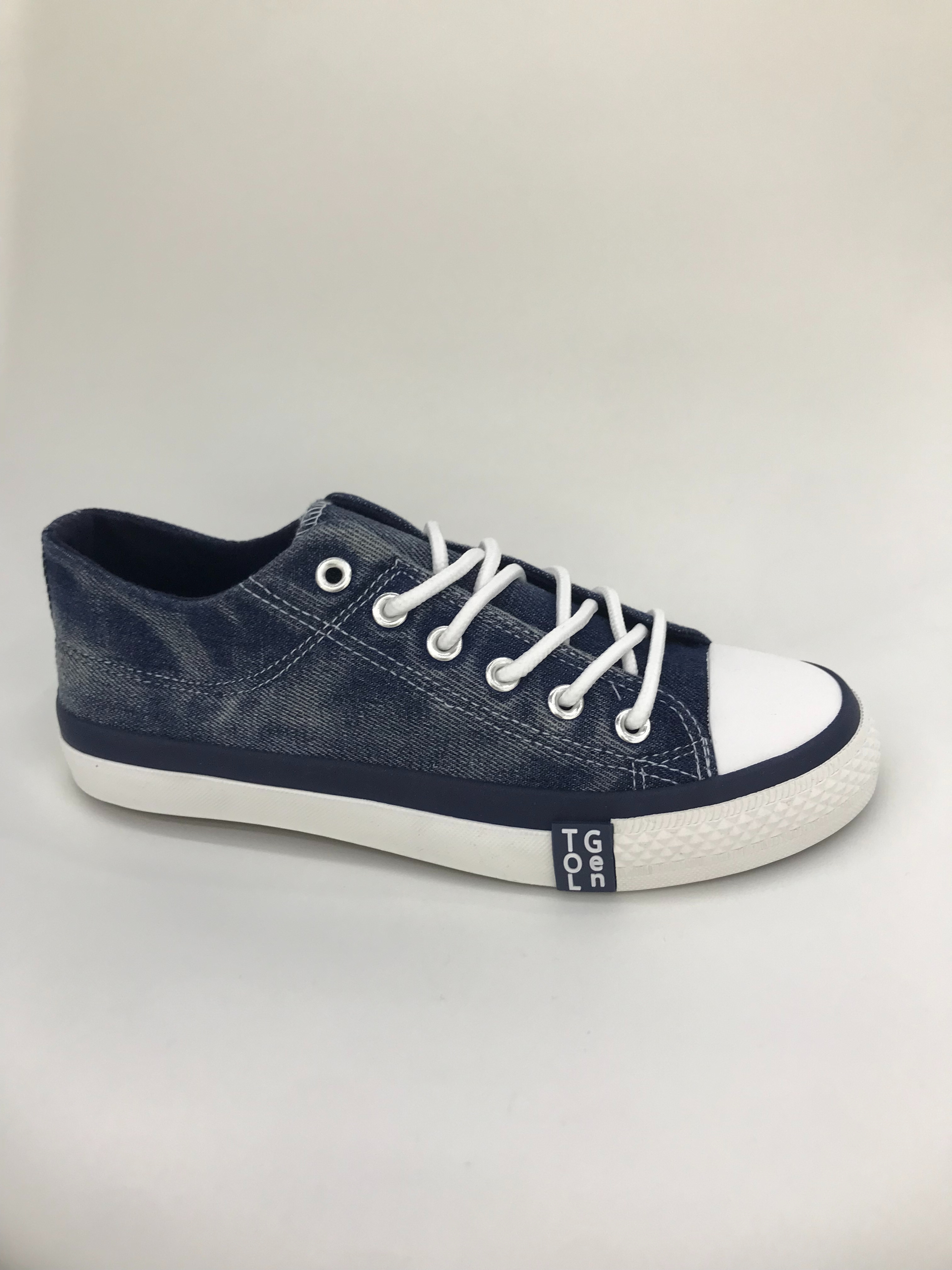 Canvas shoes and casual board shoes are comfortable and versatile, suitable for men's daily work and life full figure