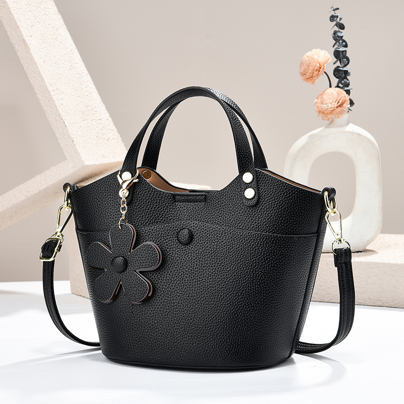 The new women's handbag from Meifang Bag and Yiding Bag Industry is a trendy single-shoulder crossbody bag