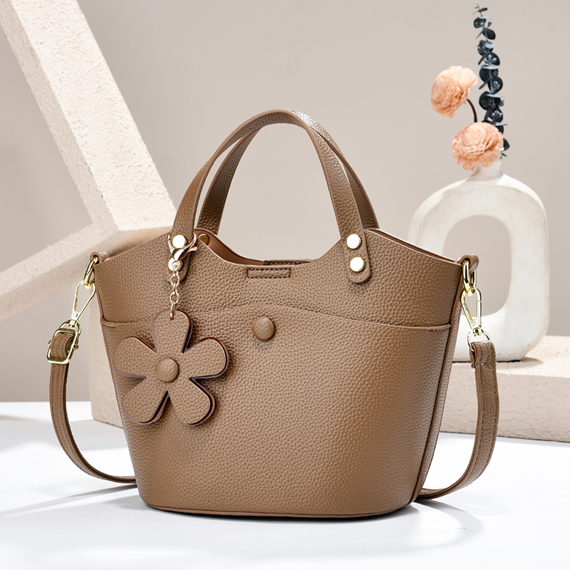 The new women's handbag from Meifang Bag and Yiding Bag Industry is a trendy single-shoulder crossbody bag Item Picture