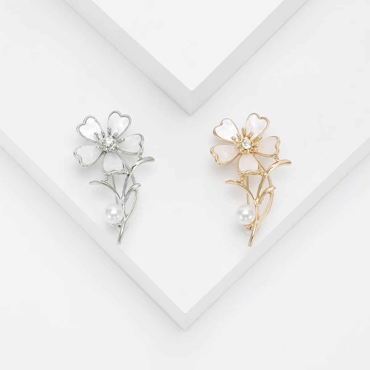 Versión coreana de moda flor broche de alto grado cien con accesorios temperamento simple chal hebillas anti-going pin mujeres al por mayor