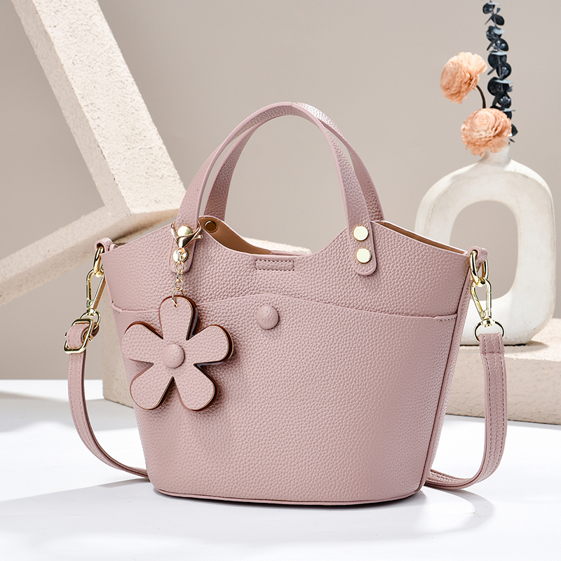 The new women's handbag from Meifang Bag and Yiding Bag Industry is a trendy single-shoulder crossbody bag Application Scenario