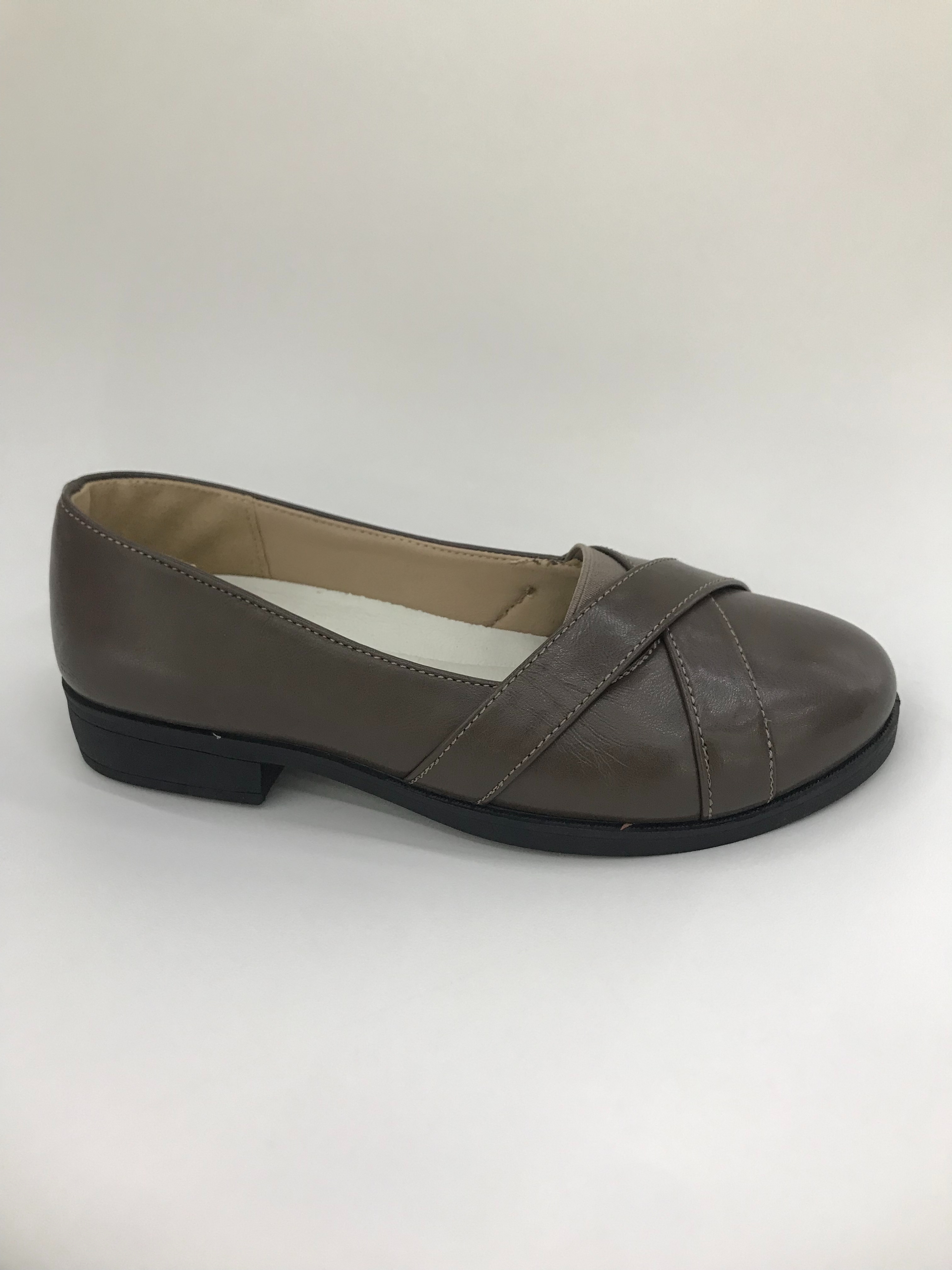 Brown leather flat slippers, anti-slip soft-soled sports shoes Specification drawing