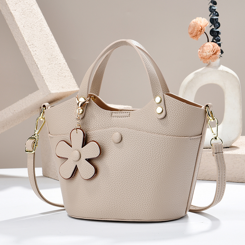 The new women's handbag from Meifang Bag and Yiding Bag Industry is a trendy single-shoulder crossbody bag details Picture