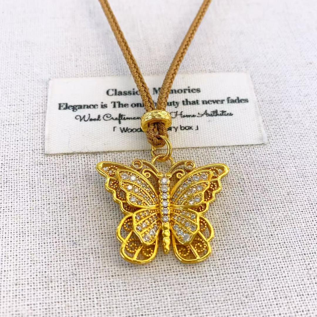 A long and simple women's sweater chain with antique fabric and rope, fashionable and versatile necklace, as a women's accessory Application Scenario