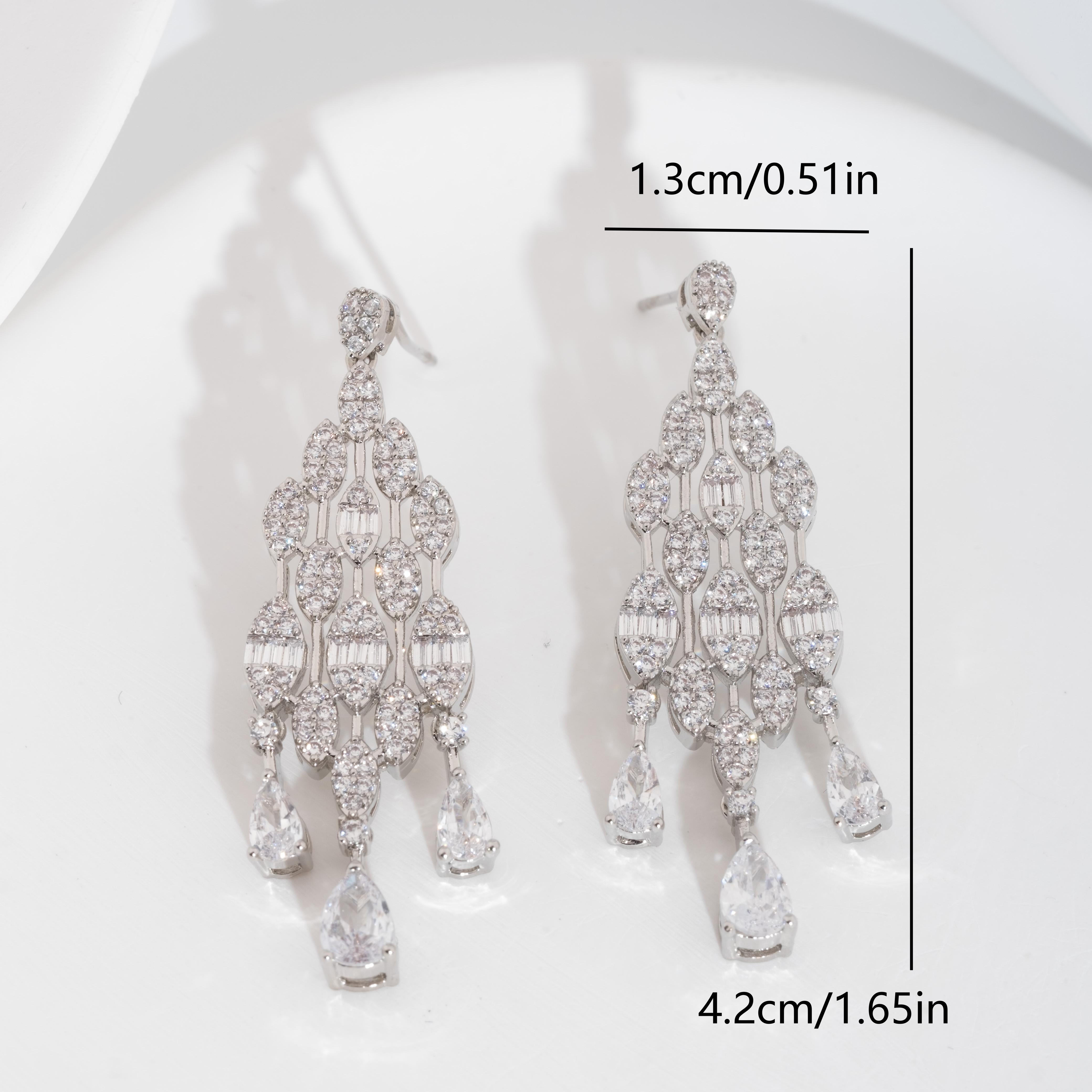 A set of elegant and sparkling cubic zirconia teardrop design earrings is suitable for ladies to wear at wedding banquets Item Picture