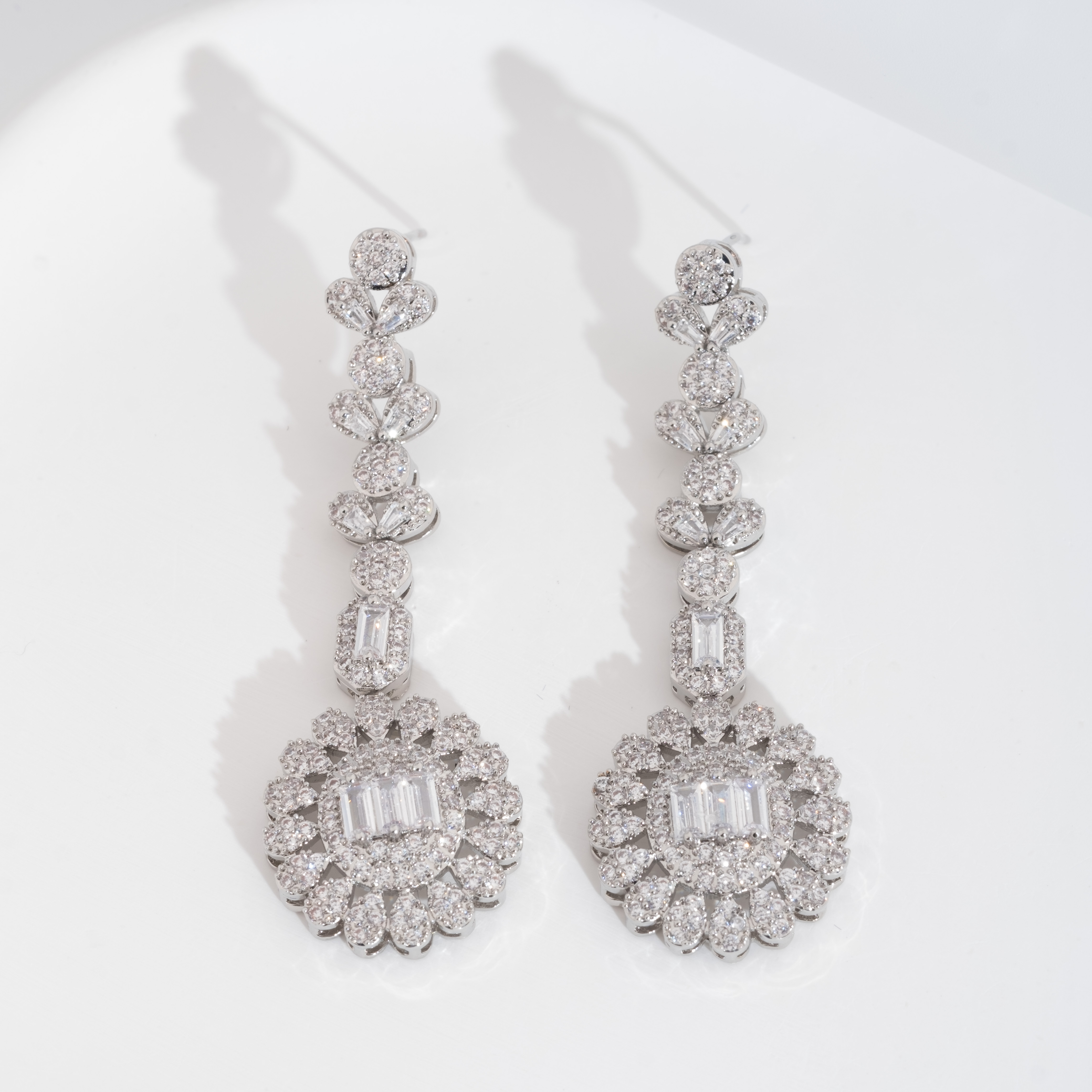 A set of luxurious and elegant earrings with a sparkling cubic zirconia sunflower design is suitable for ladies to wear at a wedding details Picture