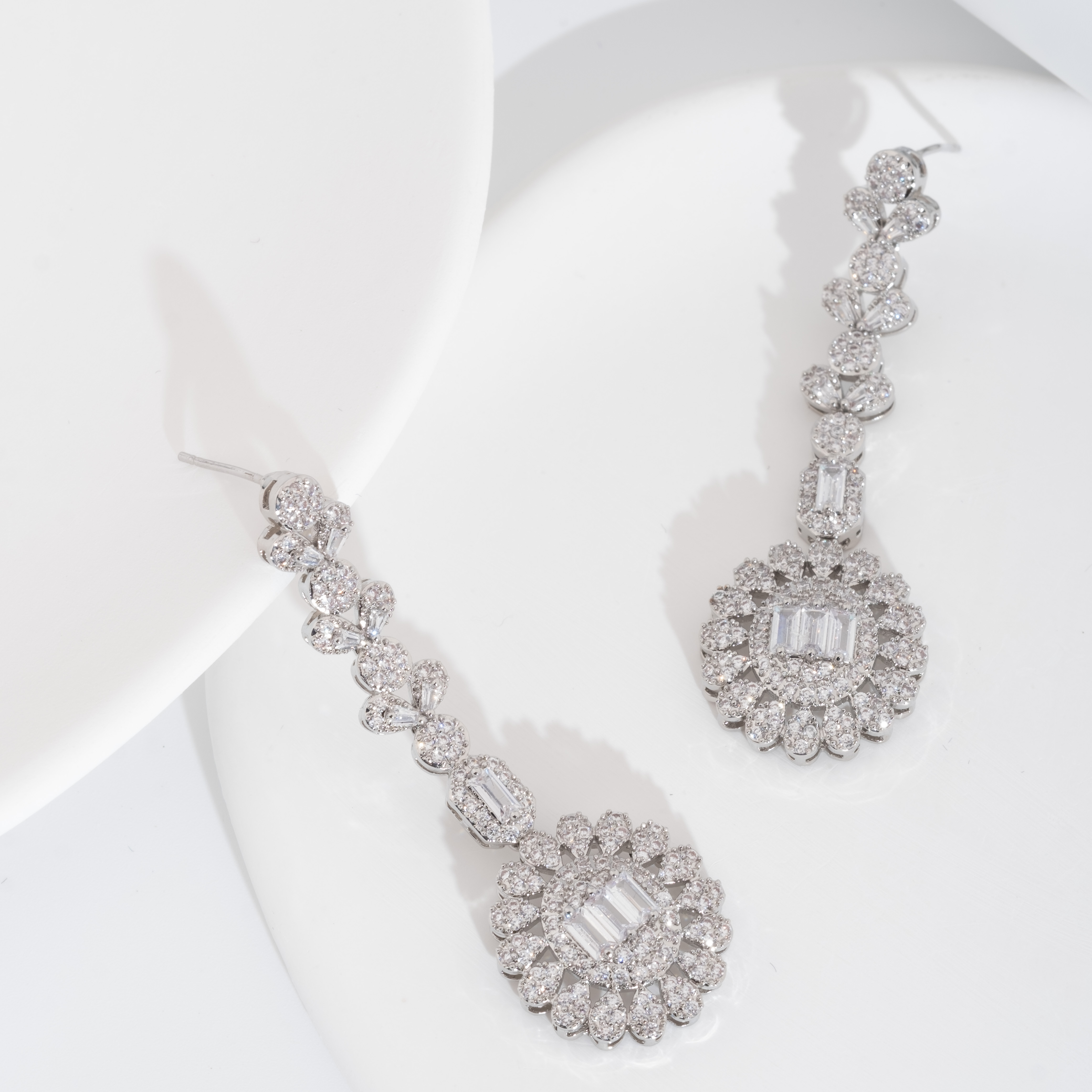 A set of luxurious and elegant earrings with a sparkling cubic zirconia sunflower design is suitable for ladies to wear at a wedding
