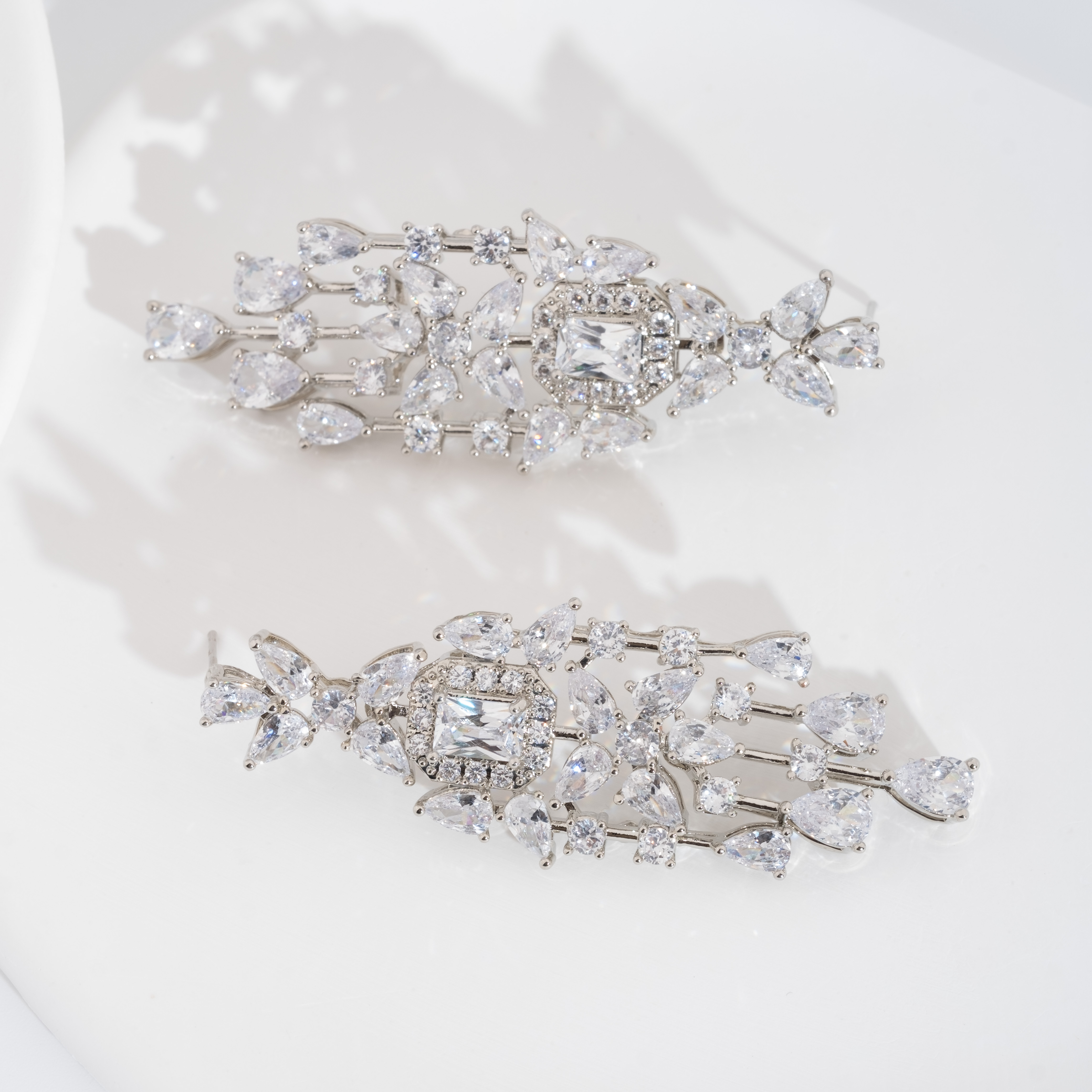A set of luxurious and elegant earrings with a sparkling cubic zirconia bouquet design is suitable for ladies to wear at a wedding Specification image