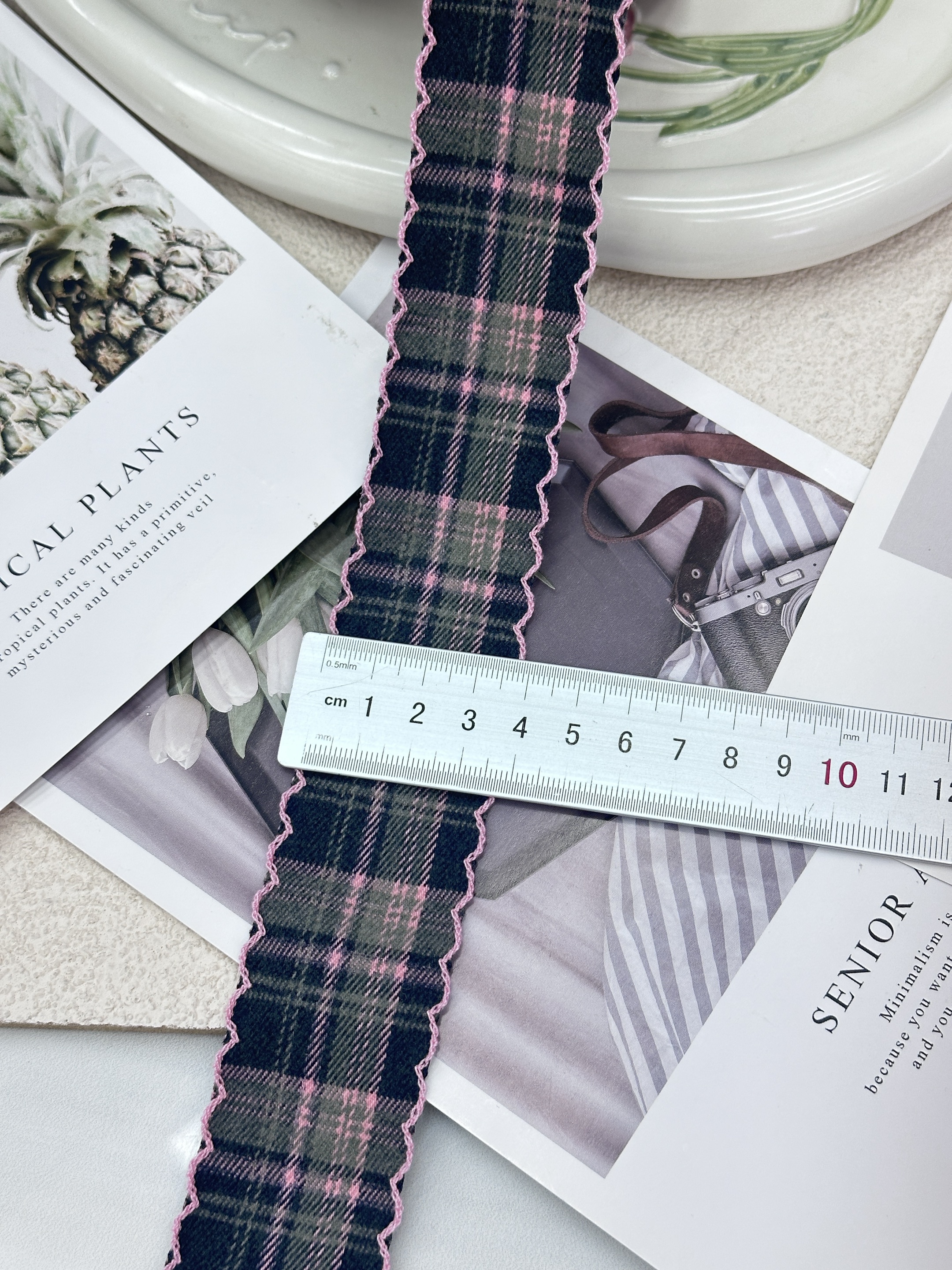 The 12-point checkered strap can be used for gift wrapping, bouquet wrapping, bows, and DIY handicrafts Item Picture