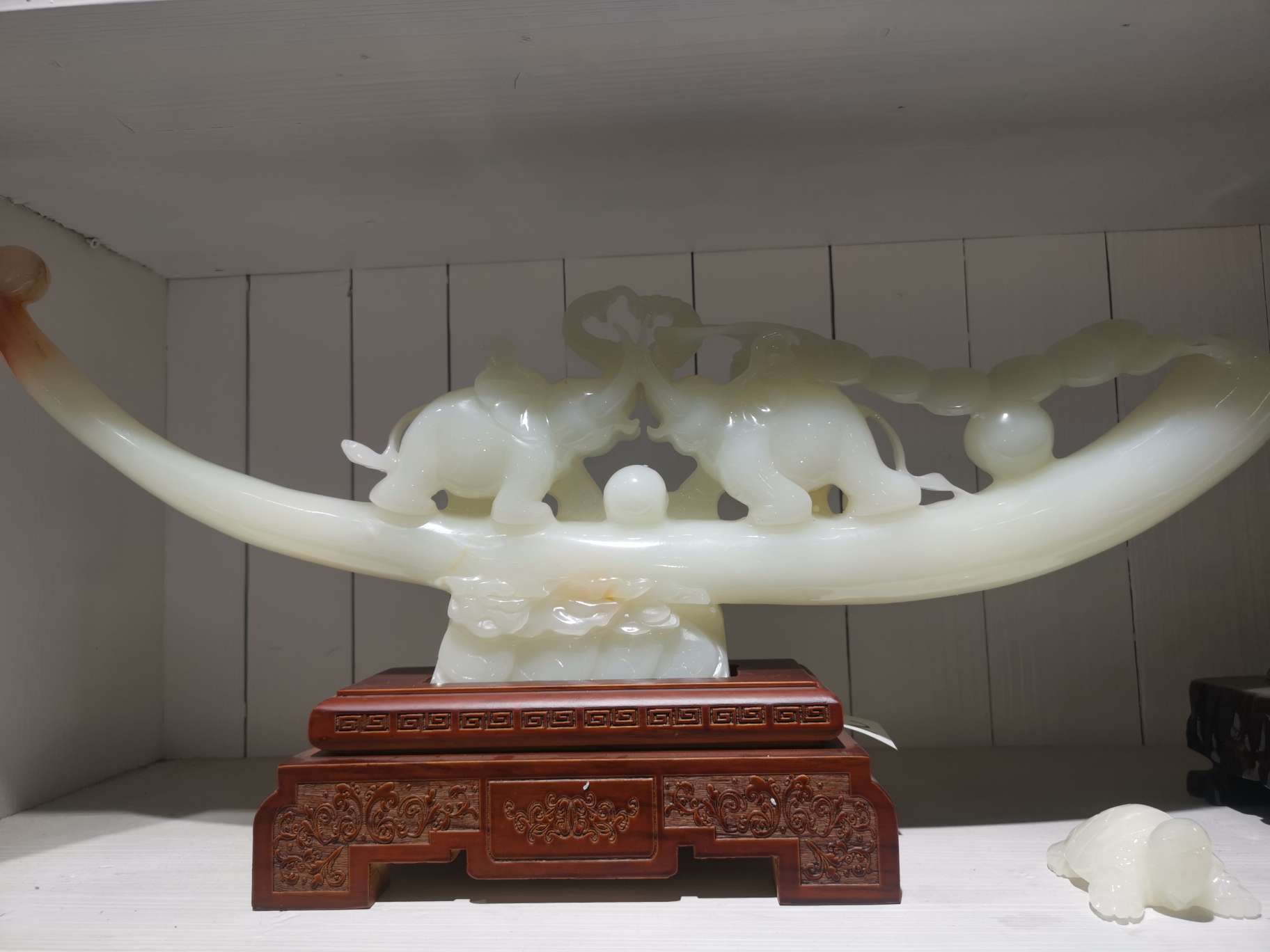 Ba Yu ornaments bring good luck and happiness. They can be given as gifts to elders, leaders or when moving house