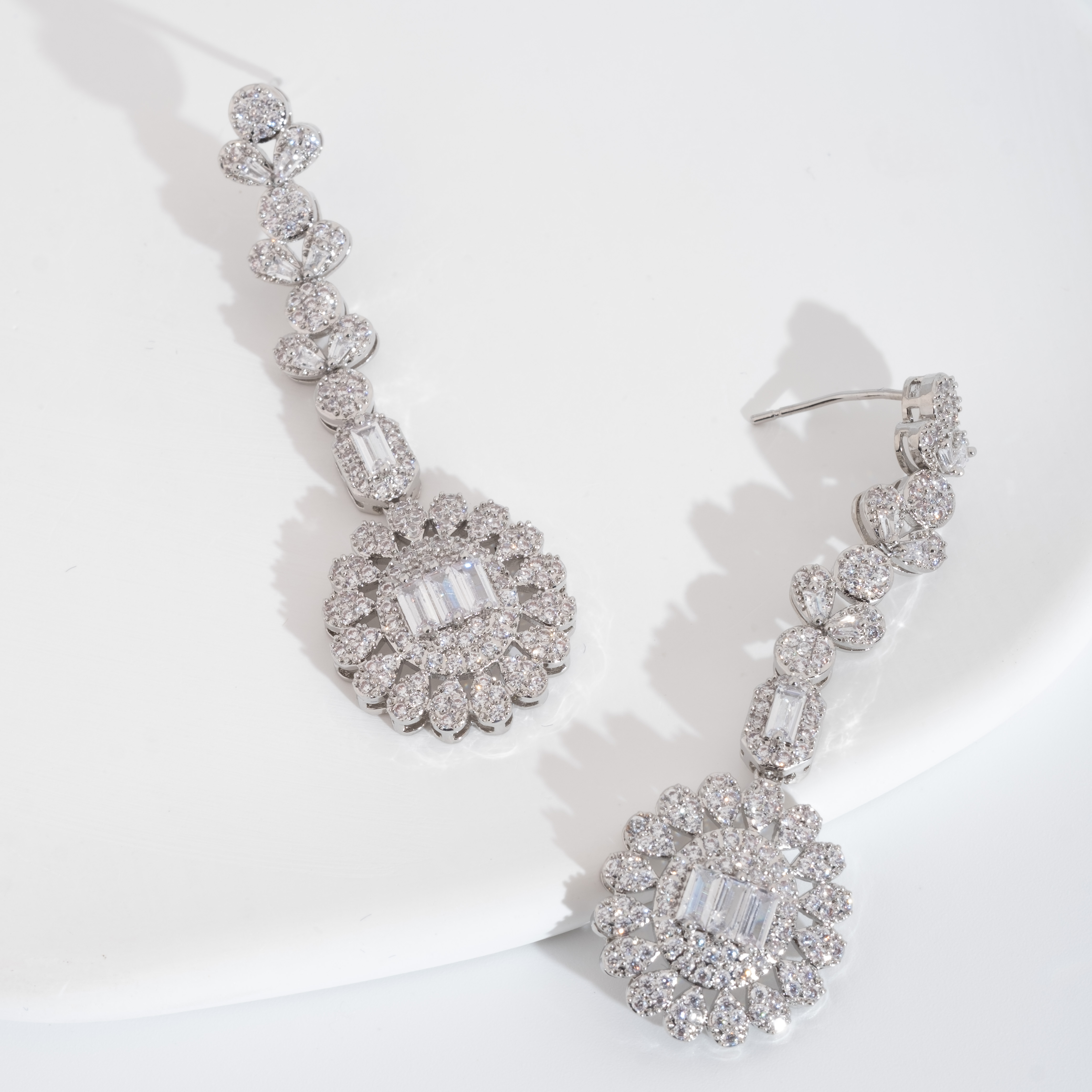A set of luxurious and elegant earrings with a sparkling cubic zirconia sunflower design is suitable for ladies to wear at a wedding Application Scenario