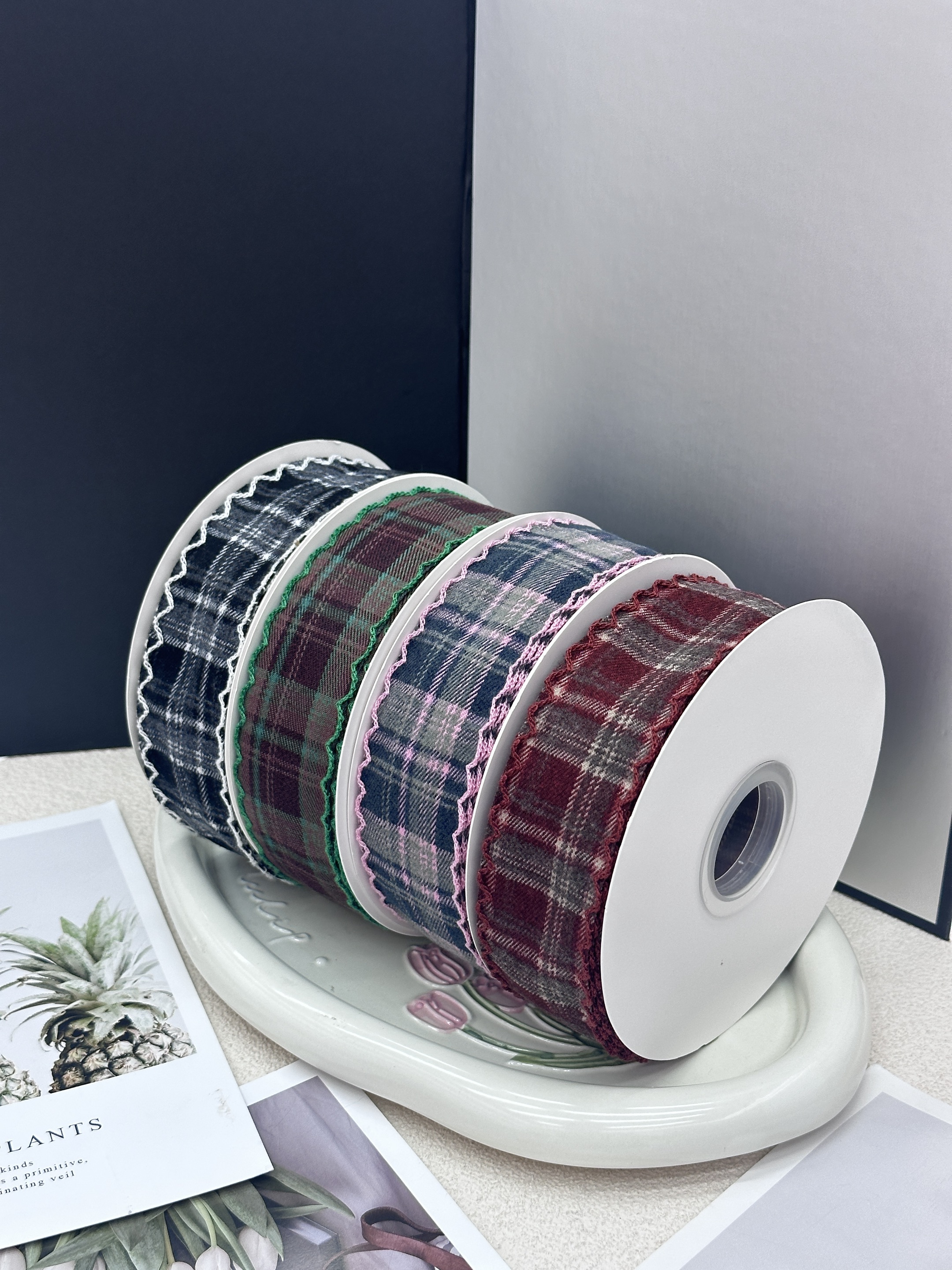 The 12-point checkered strap can be used for gift wrapping, bouquet wrapping, bows, and DIY handicrafts details Picture