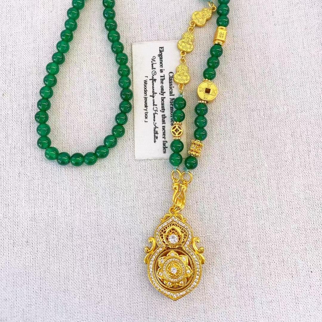 A long, simple sweater chain for women, a timeless and versatile necklace, and a women's accessory Item Picture