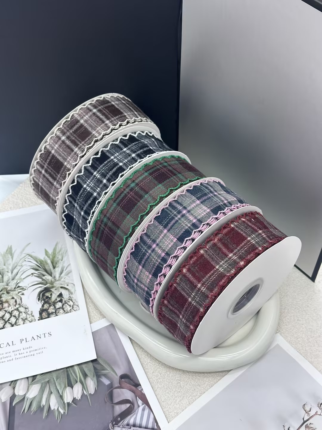 The 12-point checkered strap can be used for gift wrapping, bouquet wrapping, bows, and DIY handicrafts