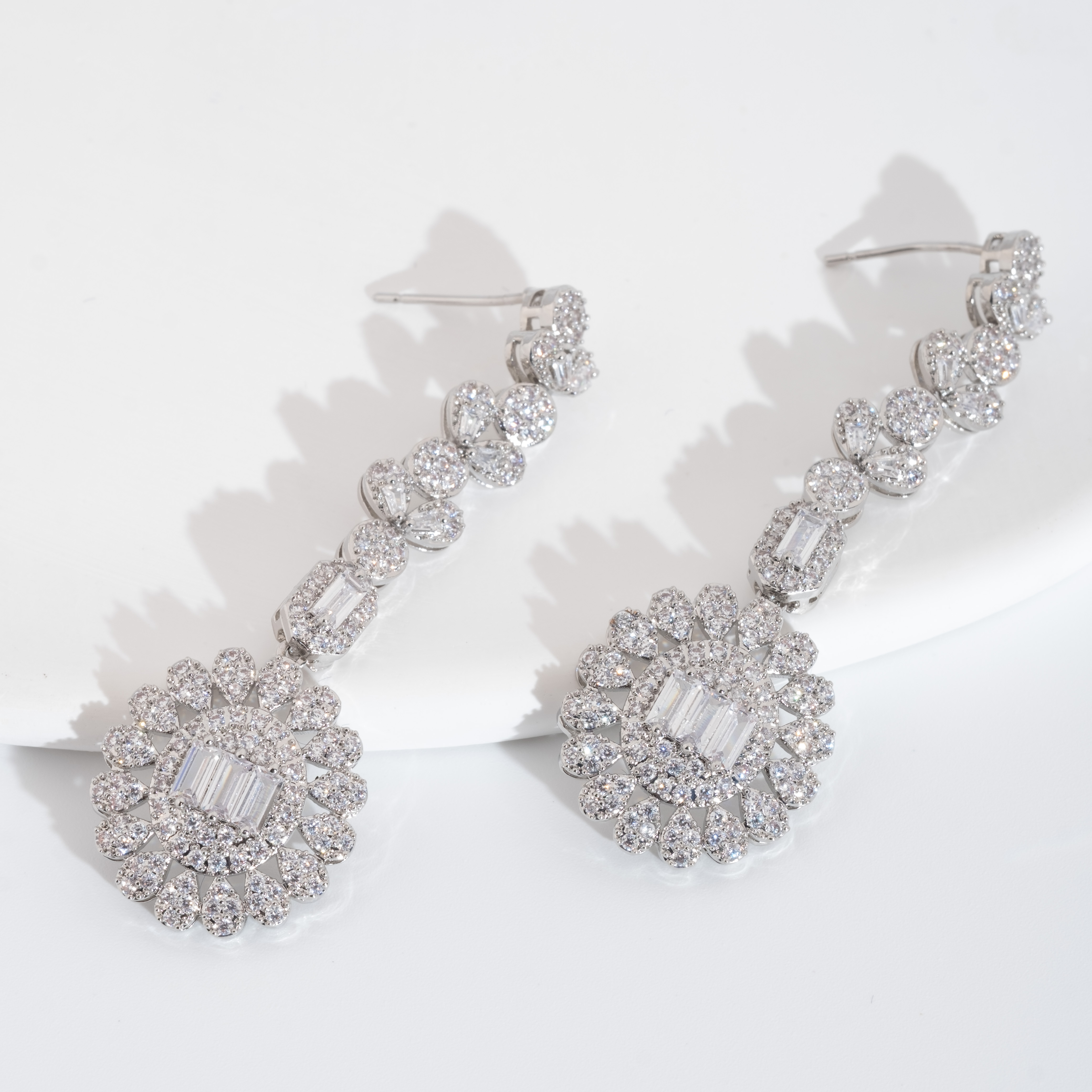 A set of luxurious and elegant earrings with a sparkling cubic zirconia sunflower design is suitable for ladies to wear at a wedding Specification image