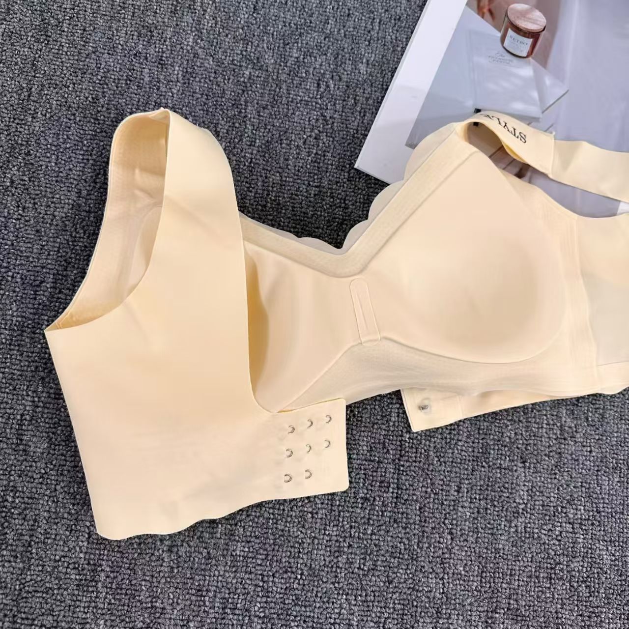 061# Front button lift anti-sagging Bra without Steel rings, soft support, comfortable fixed cup, seamless underwear QNI Application Scenario