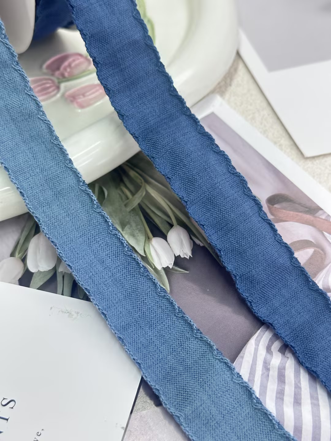8-point fringed plain denim can be used for gift wrapping, bouquet wrapping, bows, and DIY handicrafts Application Scenario