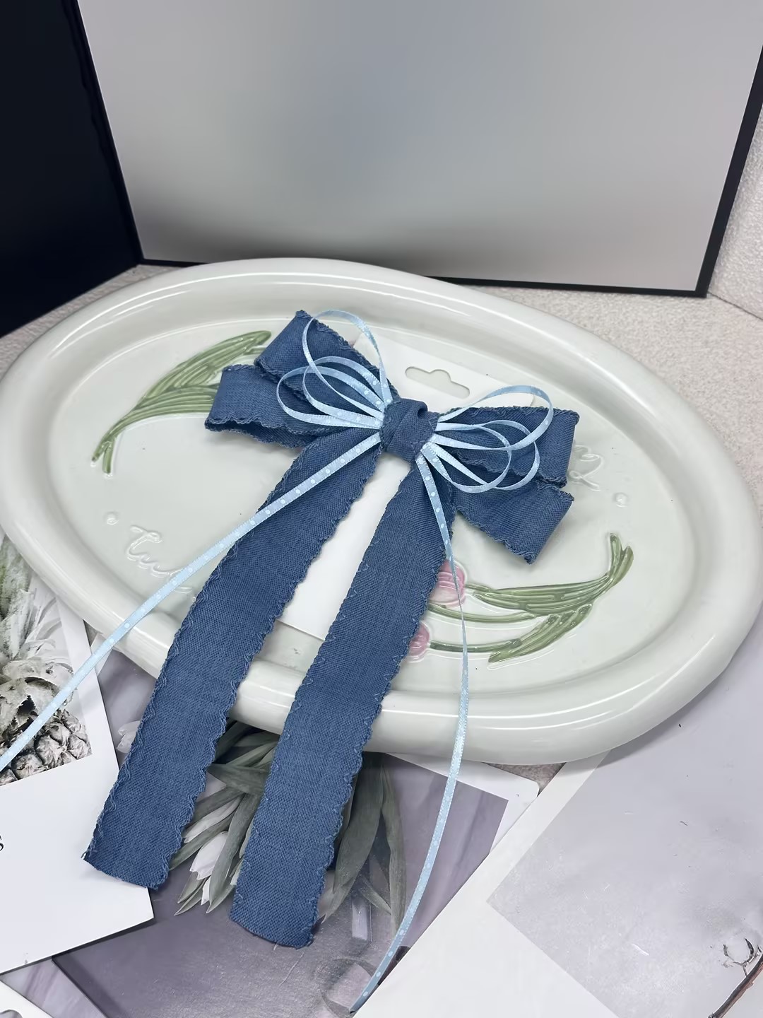 4cm plain denim with outlined edges directly from Yiwu factory, specially designed for DIY bows in flower gift box packaging. Abundant stock available. Application Scenario