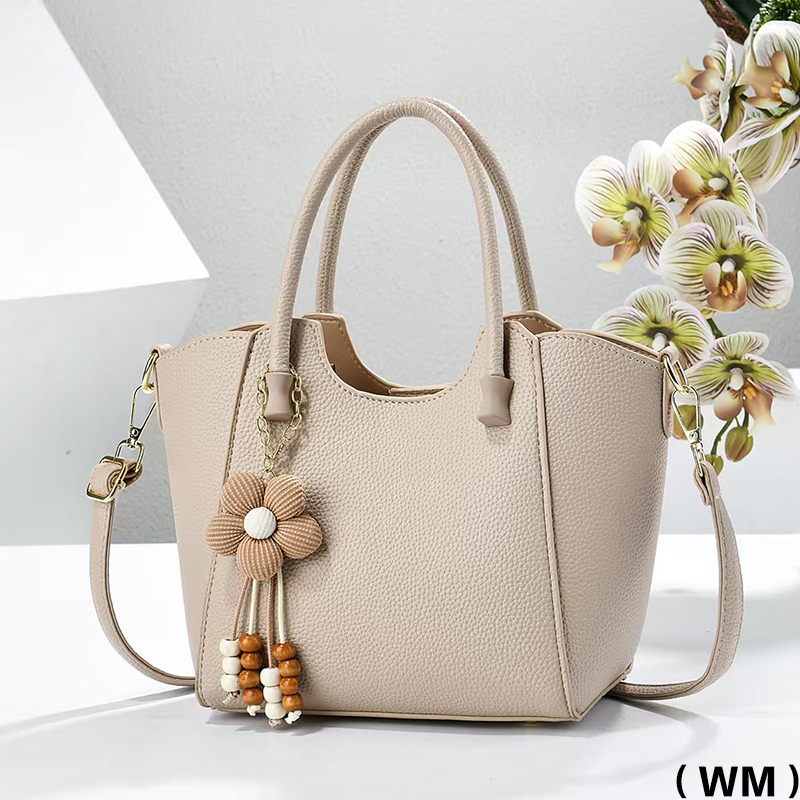 Meifang Bags and Yiding Bag Industry's new large-capacity women's single-shoulder crossbody bag is a fashionable commuting handbag Application Scenario