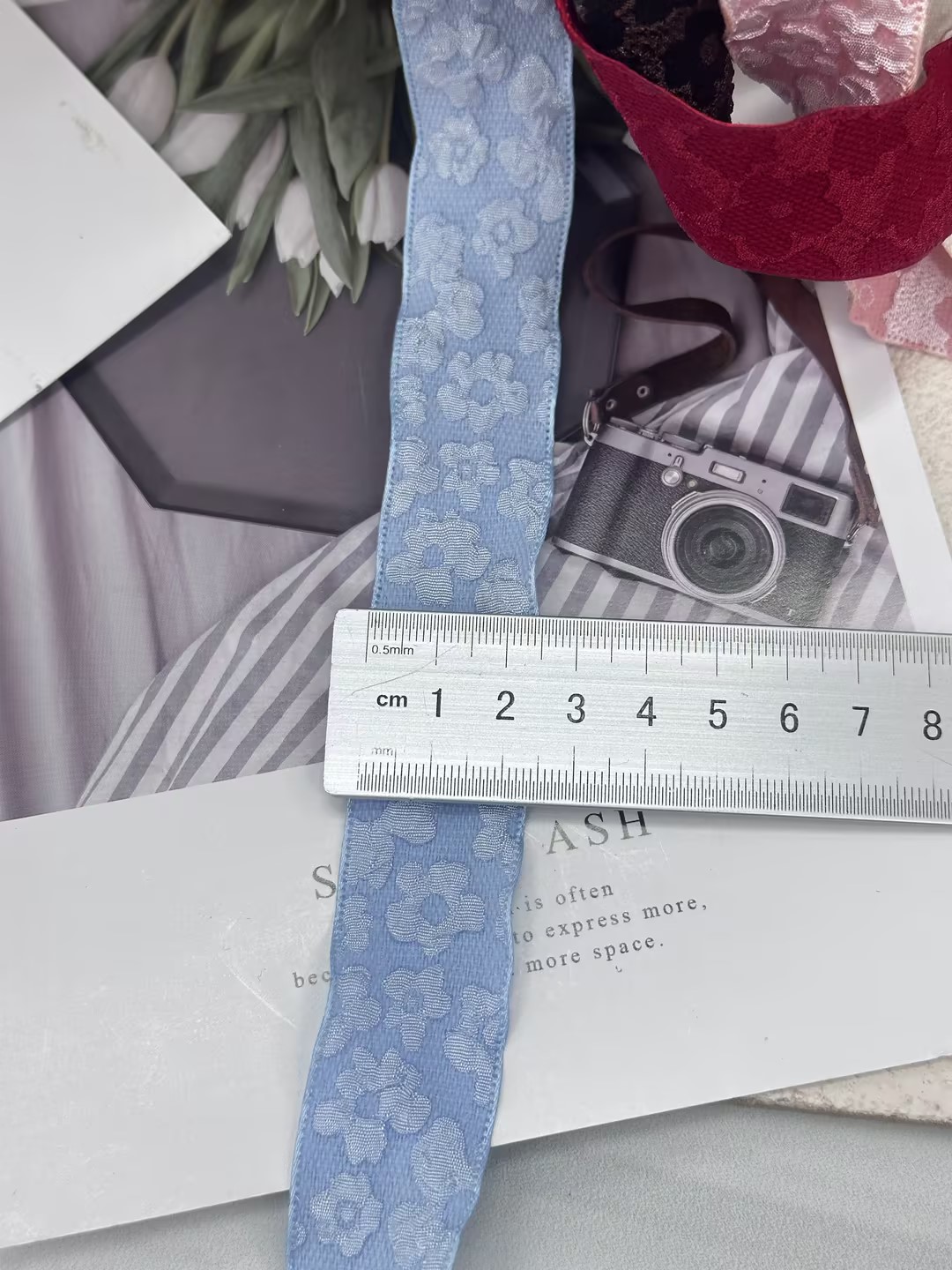8-point camellia flowers are directly dispatched from Yiwu factory. They are packaged in flower gift boxes and are specially designed for DIY bows. They are in abundant stock. Specification image
