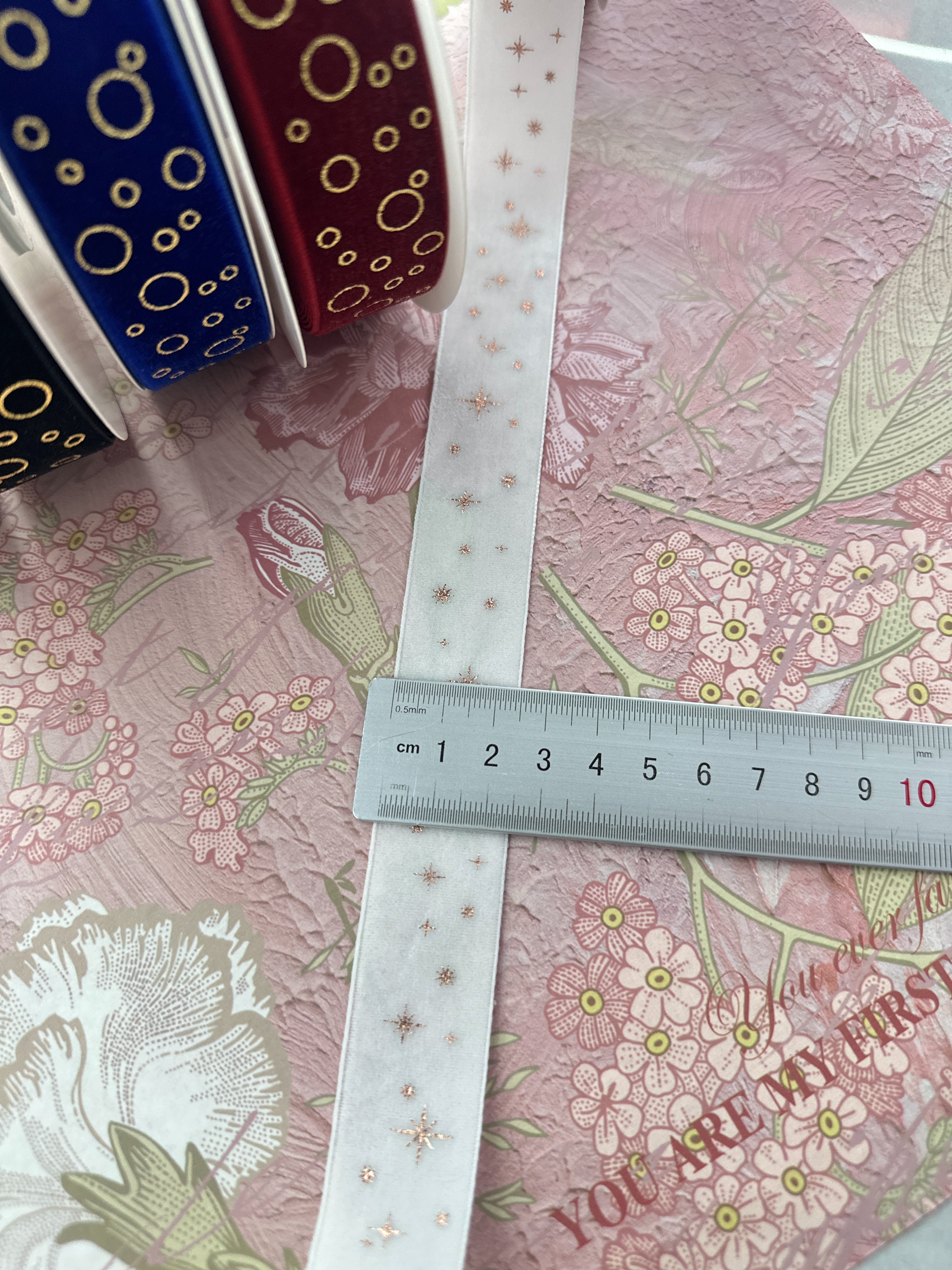 2.5cm flocking tape is directly dispatched from Yiwu factory. It is specially designed for DIY bows in flower gift boxes and has sufficient stock. Item Picture