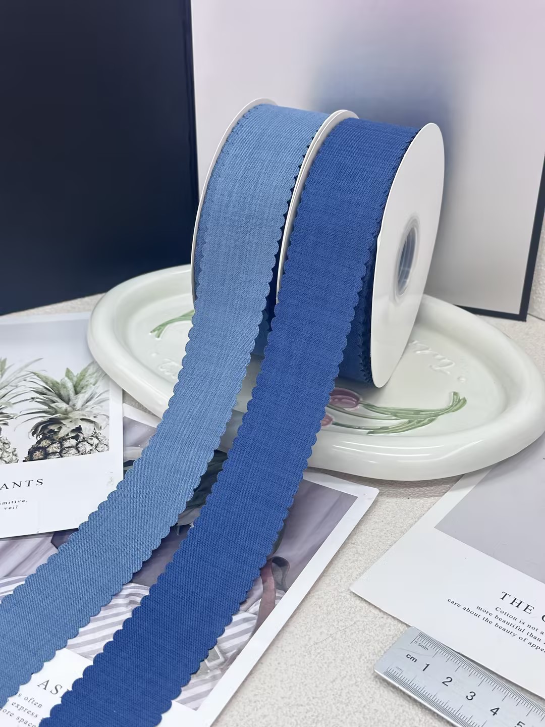 The 12-point fringed plain denim can be used for gift wrapping, bouquet wrapping, bows, and DIY handicrafts Application Scenario