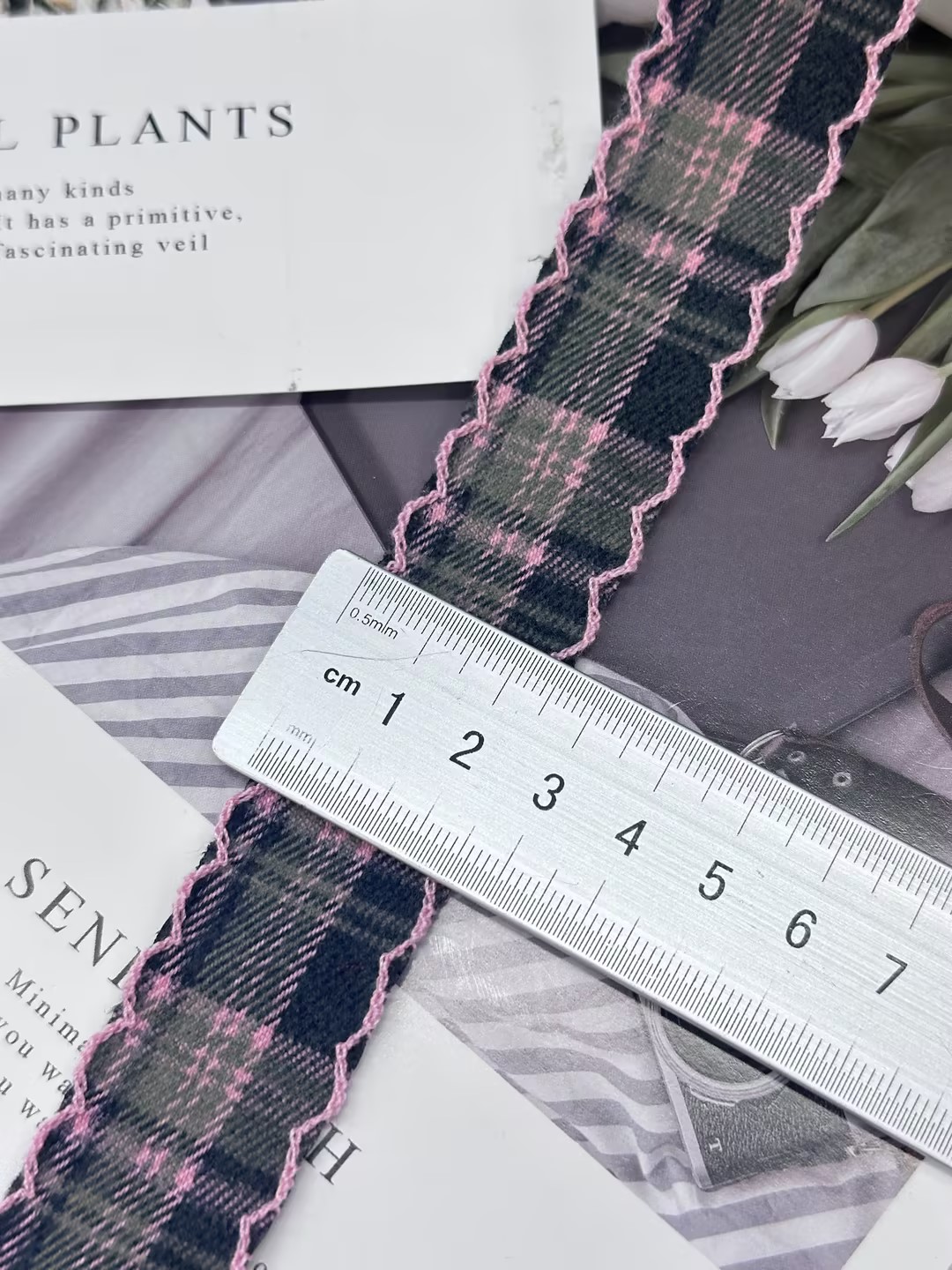 The 8-point checkered band can be used for gift wrapping, bouquet wrapping, bows, and DIY handicrafts Item Picture