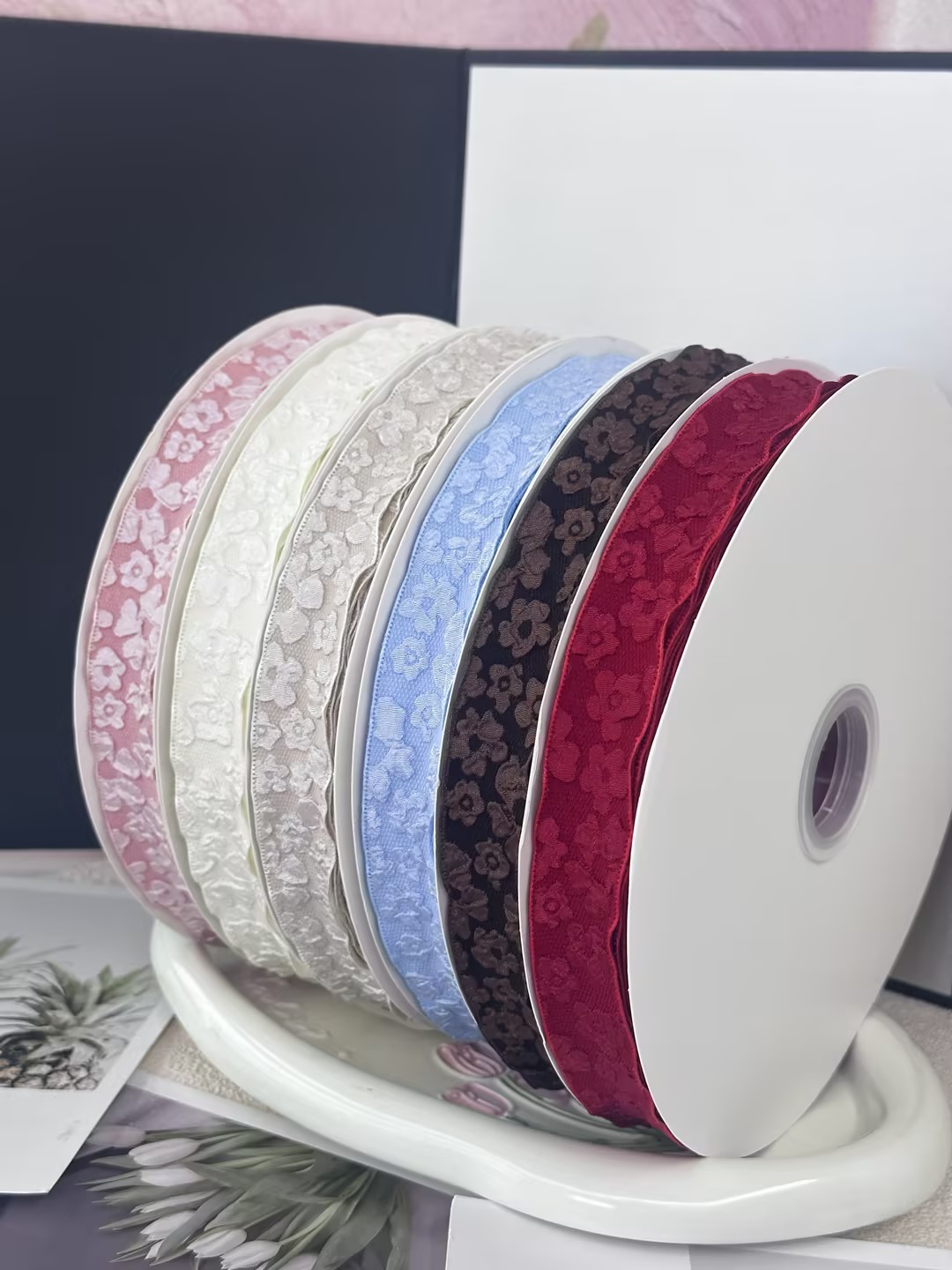 8-point camellia flowers are directly dispatched from Yiwu factory. They are packaged in flower gift boxes and are specially designed for DIY bows. They are in abundant stock.