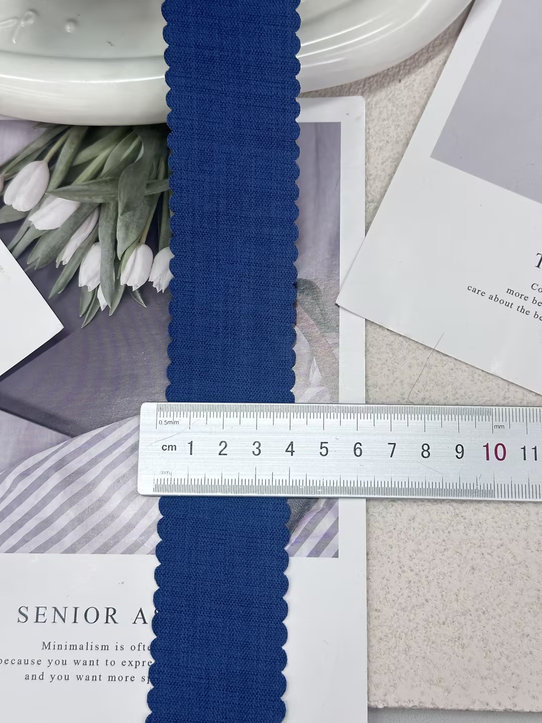 The 12-point fringed plain denim can be used for gift wrapping, bouquet wrapping, bows, and DIY handicrafts Item Picture