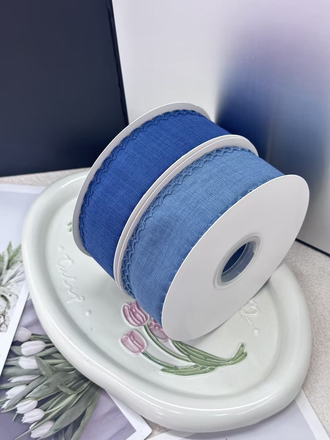 4cm plain denim with outlined edges directly from Yiwu factory, specially designed for DIY bows in flower gift box packaging. Abundant stock available.