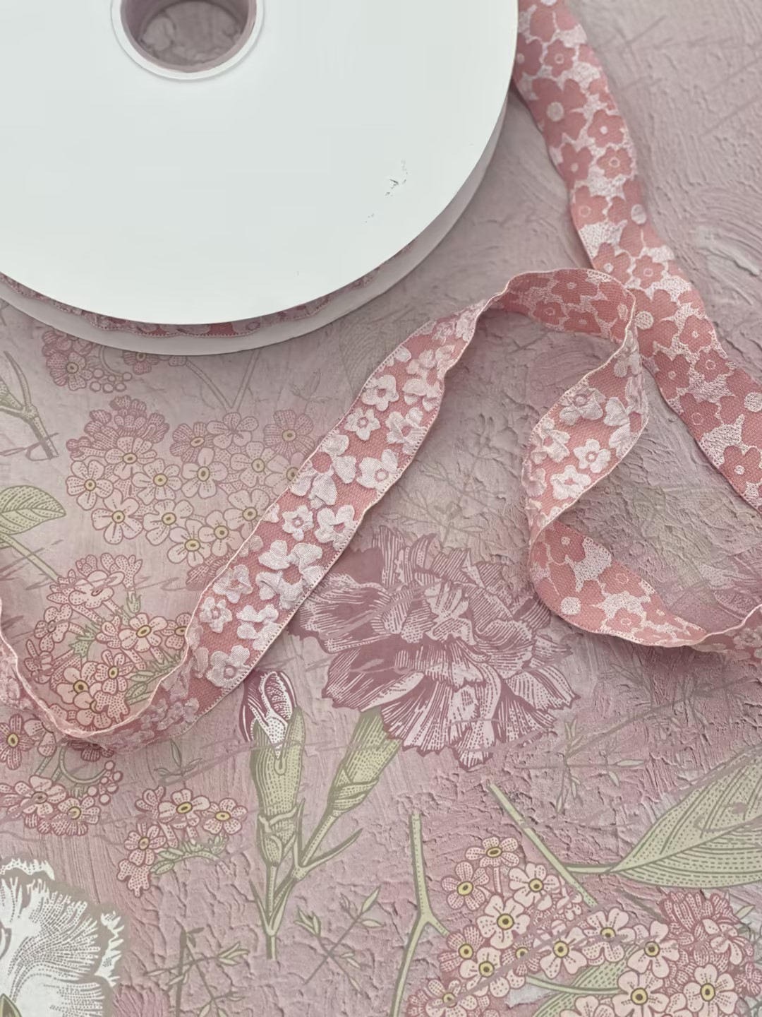 8-point camellia flowers are directly dispatched from Yiwu factory. They are packaged in flower gift boxes and are specially designed for DIY bows. They are in abundant stock. Item Picture