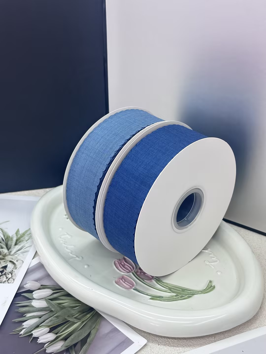 The 12-point fringed plain denim can be used for gift wrapping, bouquet wrapping, bows, and DIY handicrafts