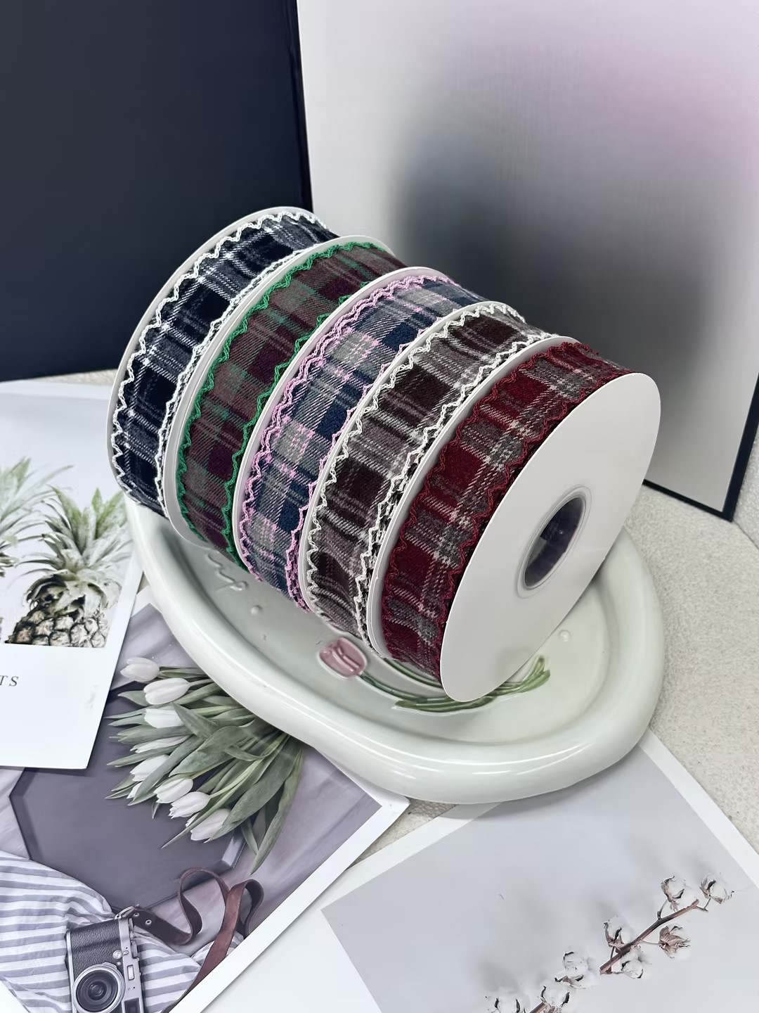 The 8-point checkered band can be used for gift wrapping, bouquet wrapping, bows, and DIY handicrafts