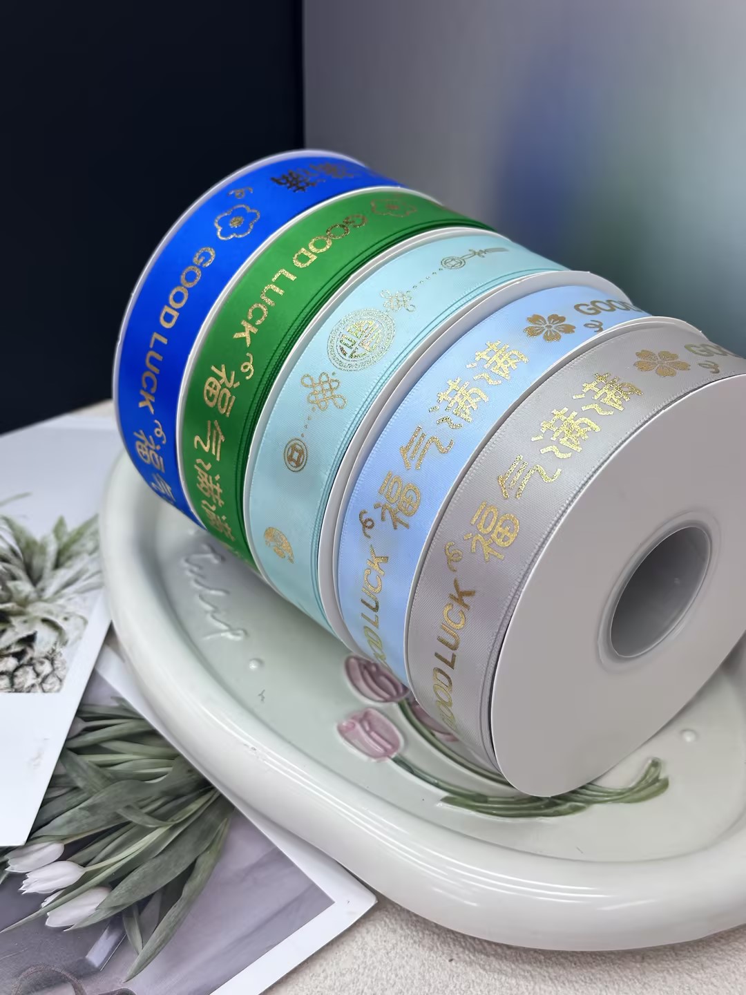8-point gold-embossed polyester tape is directly dispatched from the factory. It is specially designed for DIY bows in flower gift boxes and has sufficient stock.