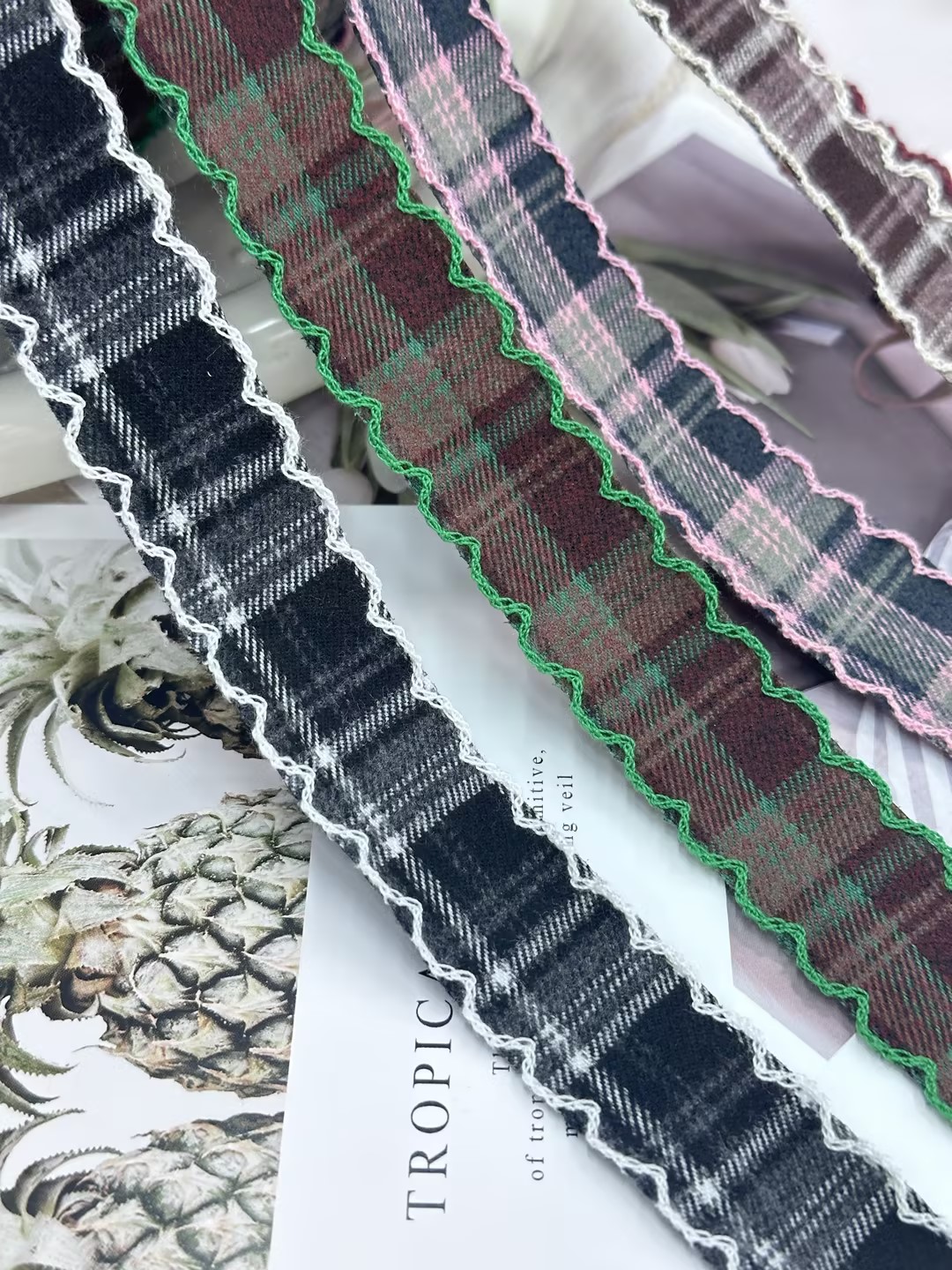 The 8-point checkered band can be used for gift wrapping, bouquet wrapping, bows, and DIY handicrafts Application Scenario