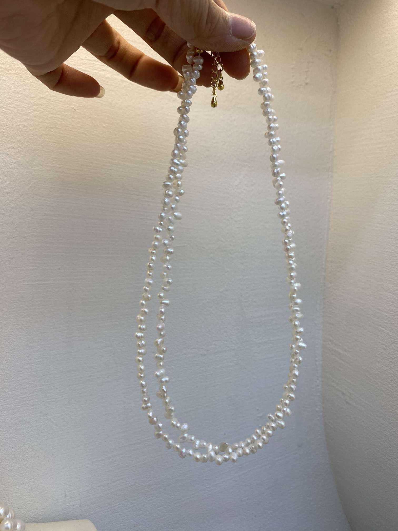 Niche light luxury 2-3mm three-hole small petal natural pearl necklace, versatile for women, 5cm titanium steel extended tail chain, elegant collarbone chain