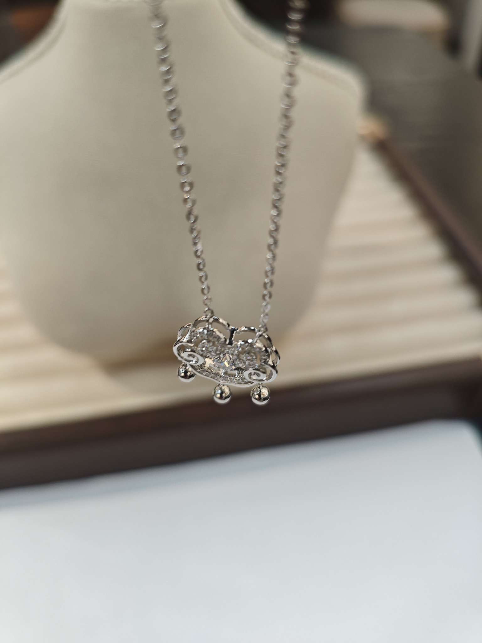 The new S925 silver necklace exudes a feminine charm with sparkling diamonds and auspicious clouds Item Picture