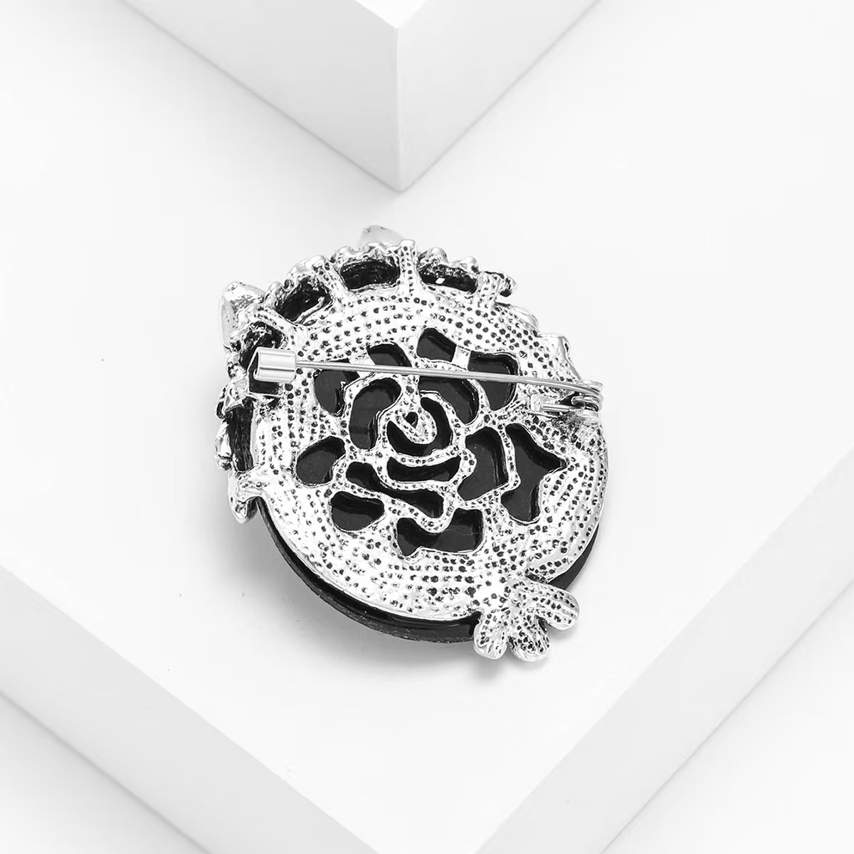 Wholesale of European and American cross-border owl, abalone, shell brooches, suit accessories, pin ornaments, fashionable and elegant collar pins Application Scenario